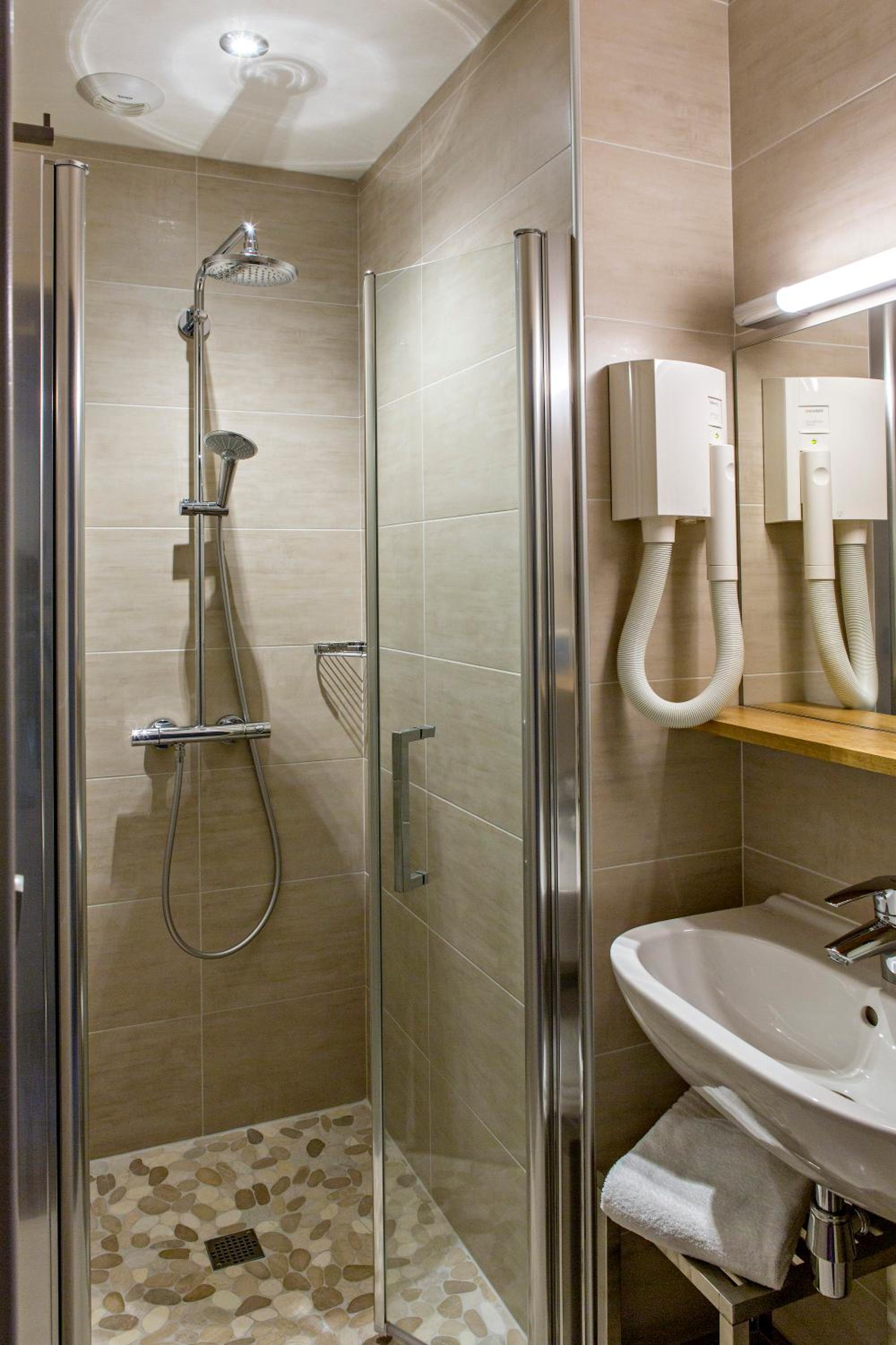 Standard Double Room - Photo 6