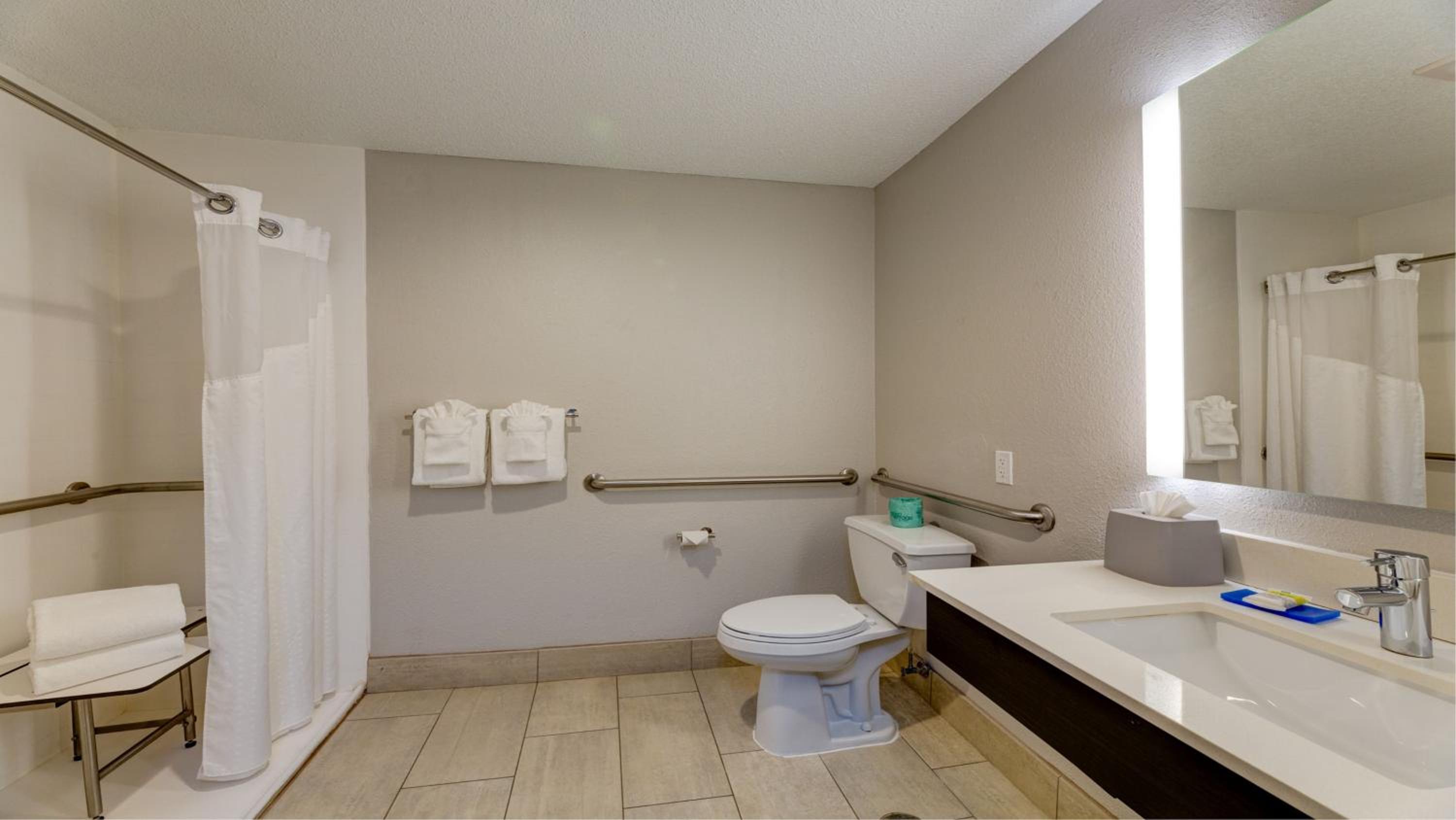 Standard Double Room with Two Double Beds and Roll-in Shower - Communications and Mobility Accessible - Photo 1