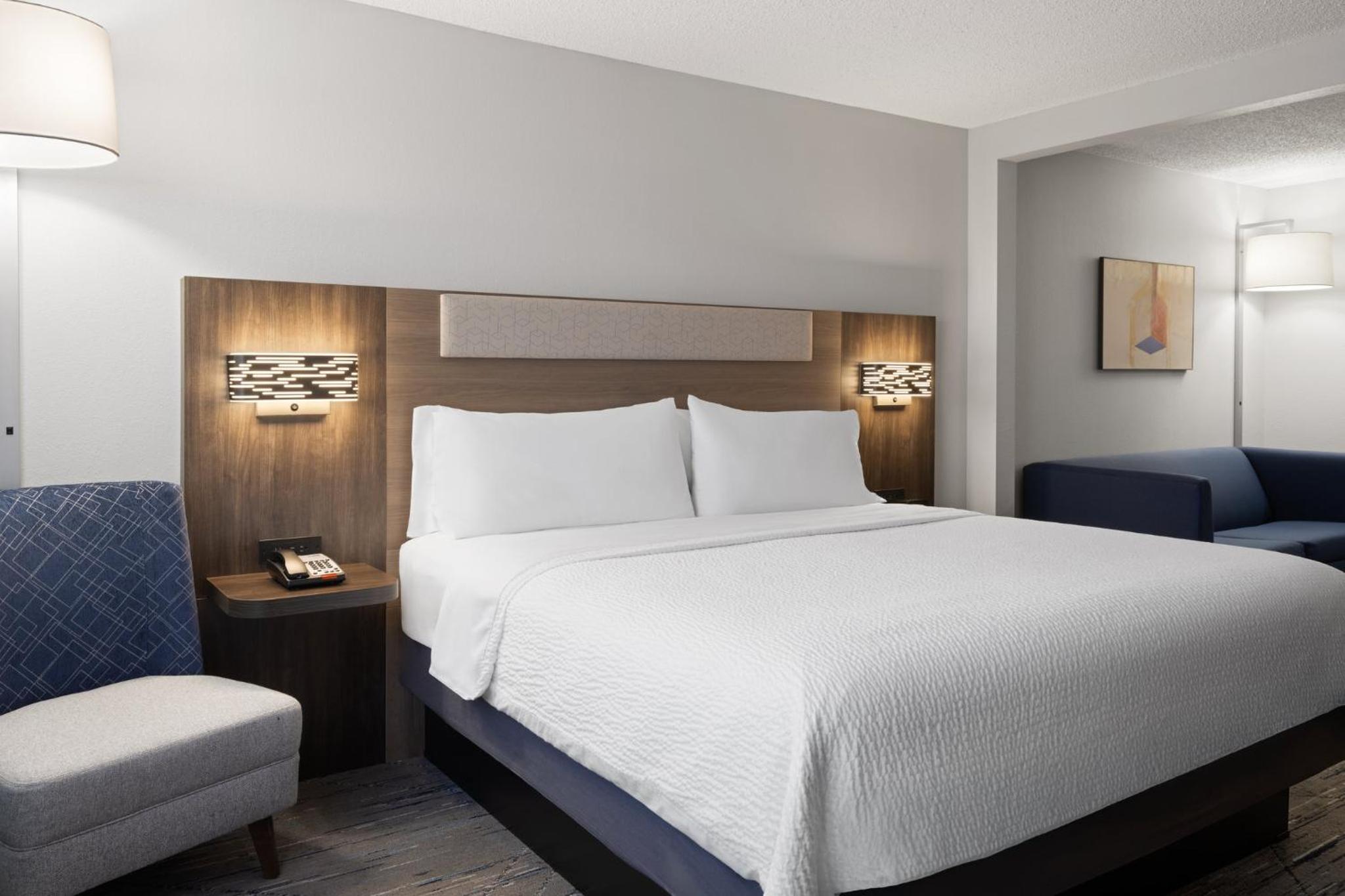 King Suite - Communications Accessible and Shower