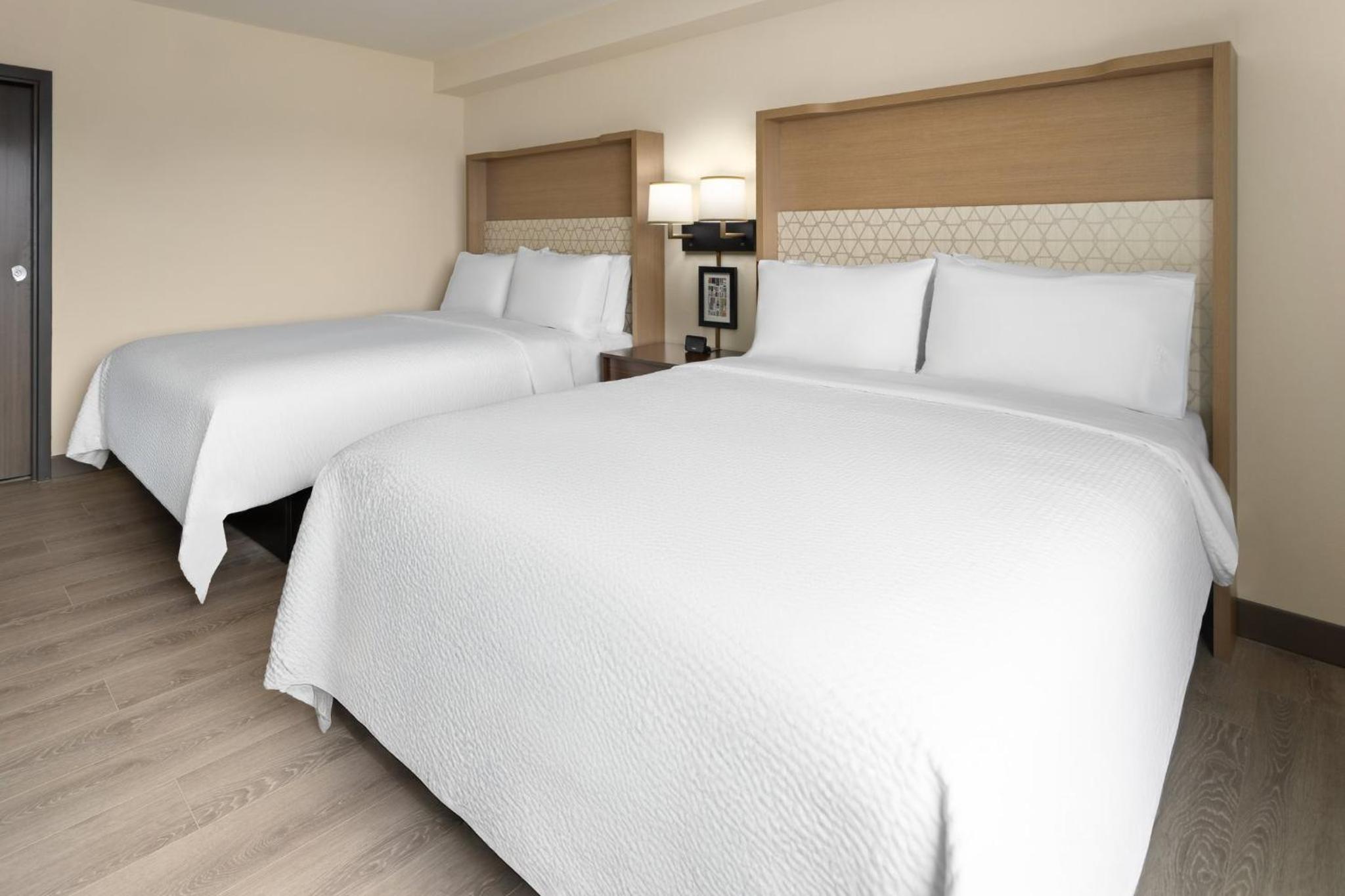 One-Bedroom Queen Suite with Two Queen Beds and Communications Accessible Tub - Photo 5