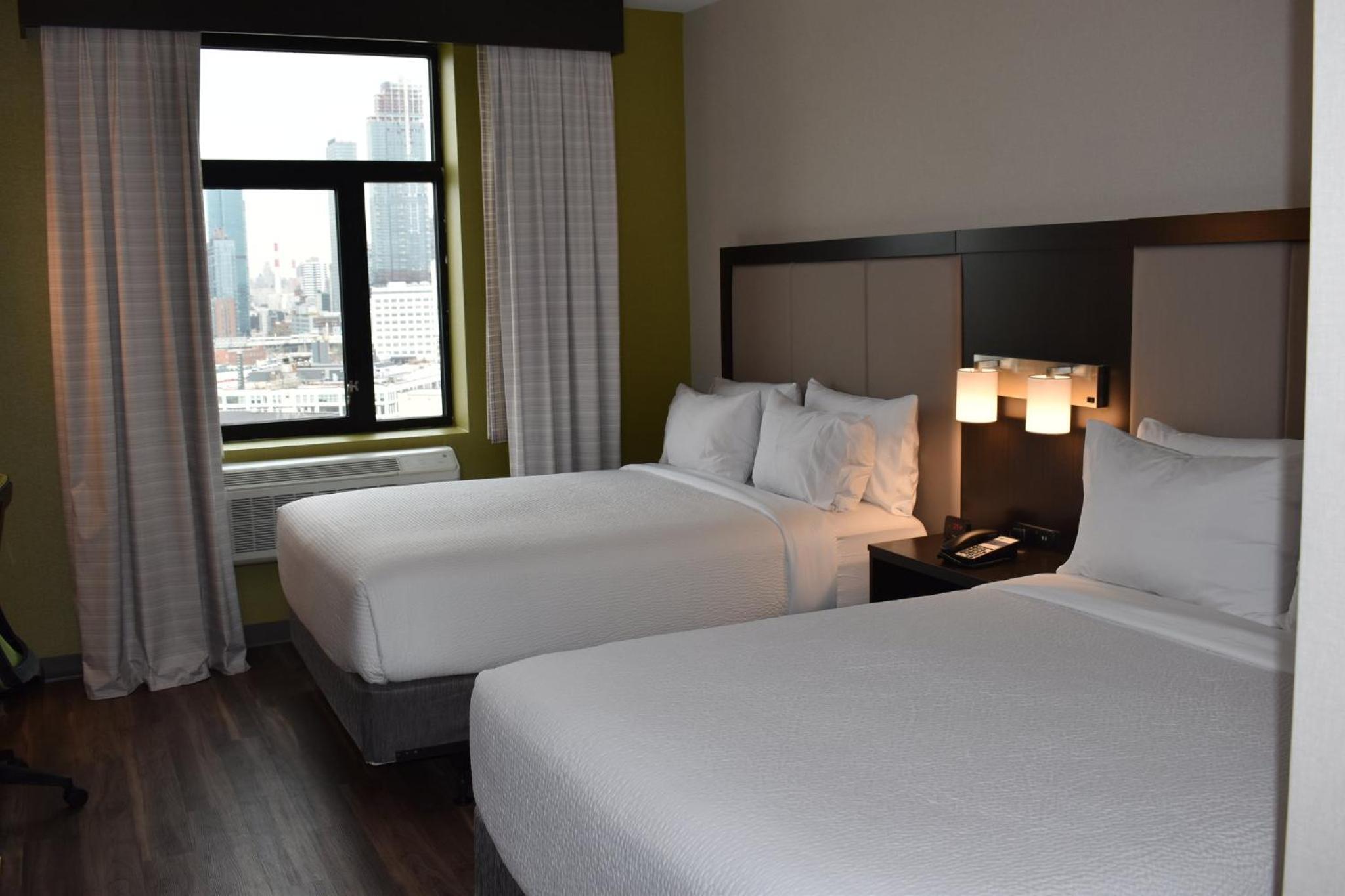 Standard Queen Room with Two Queen Beds and View - Communications/Mobility Accessible - Photo 3