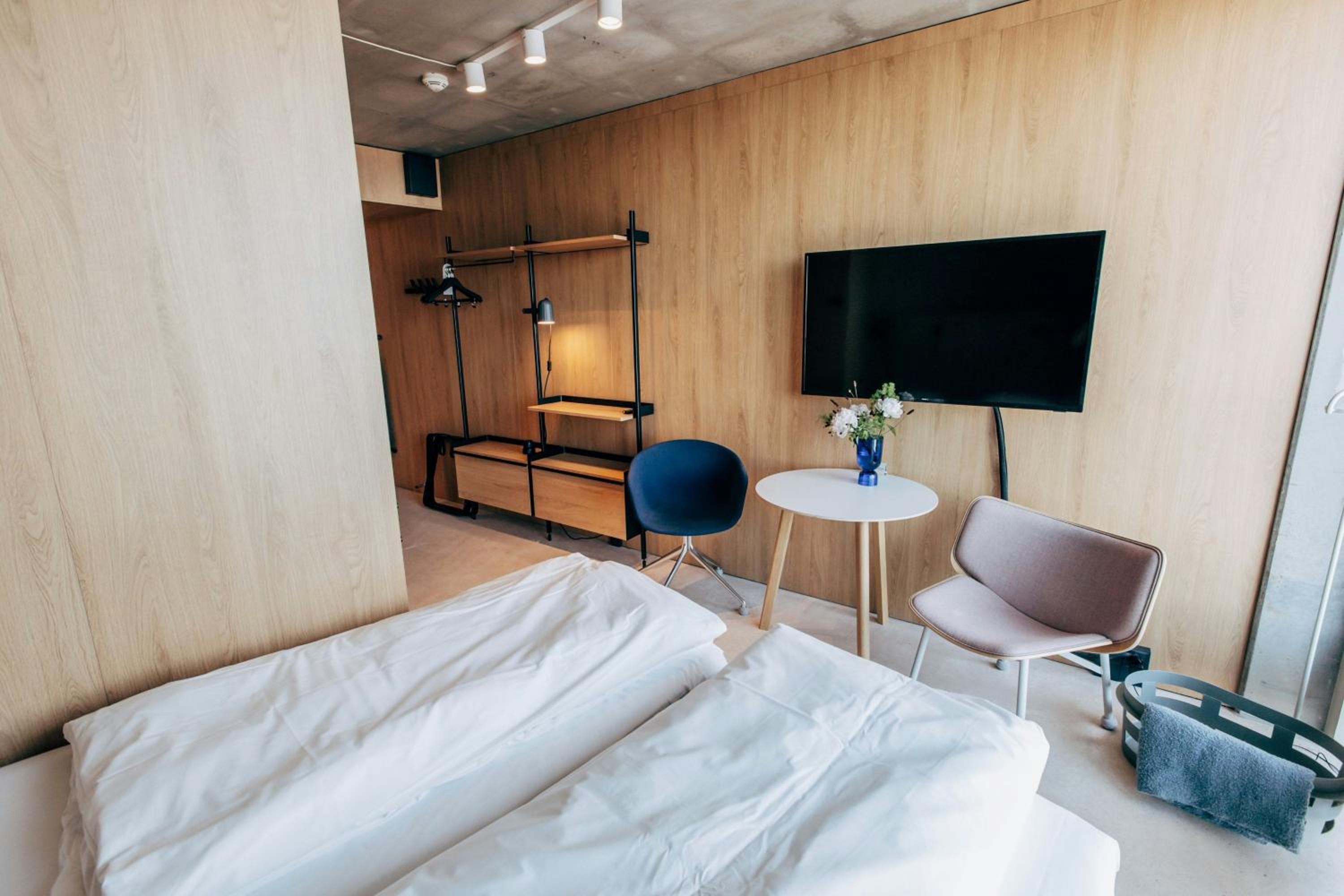 Comfort Studio with Queen Wall Bed and Balcony - Photo 4