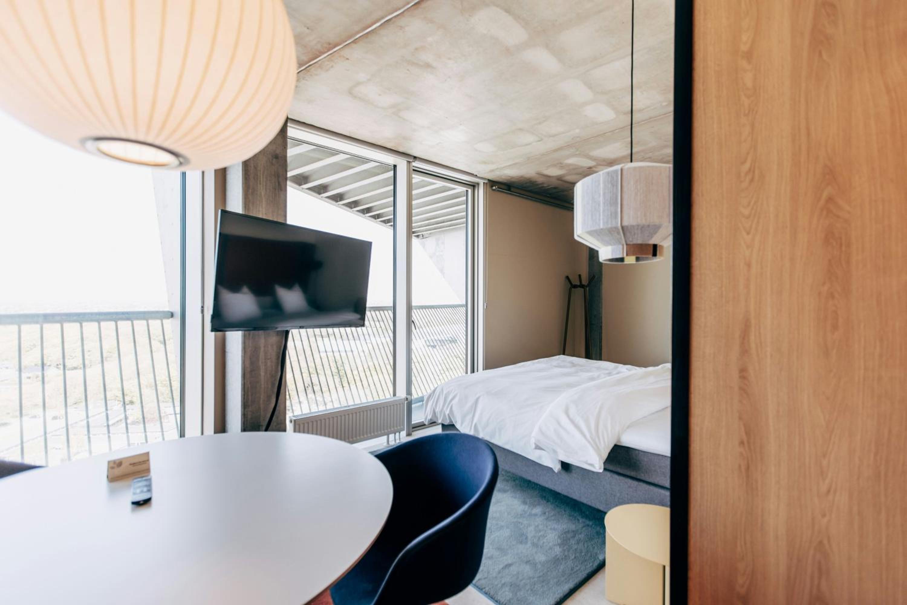 Family Studio with King and Sofa Bed - Sky View - Photo 2