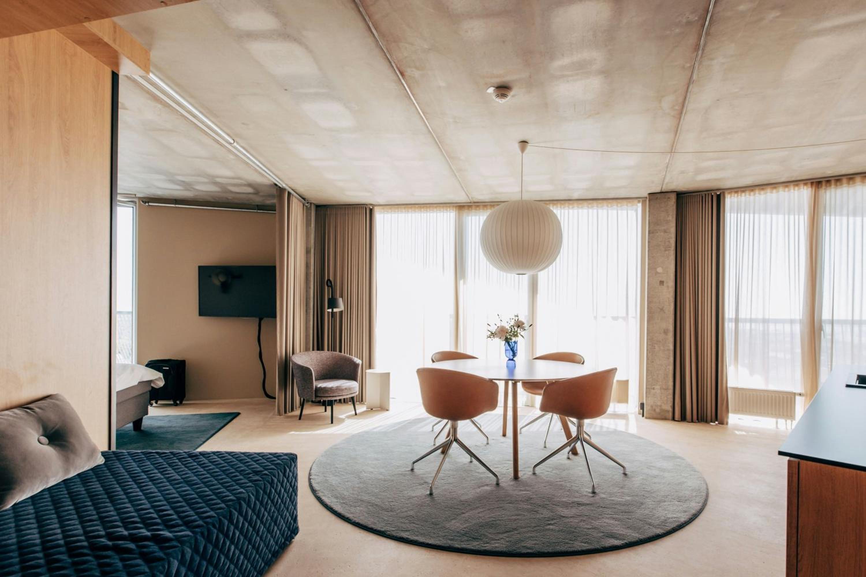 Deluxe Studio with King and Sofa Bed - Sky View - Photo 11