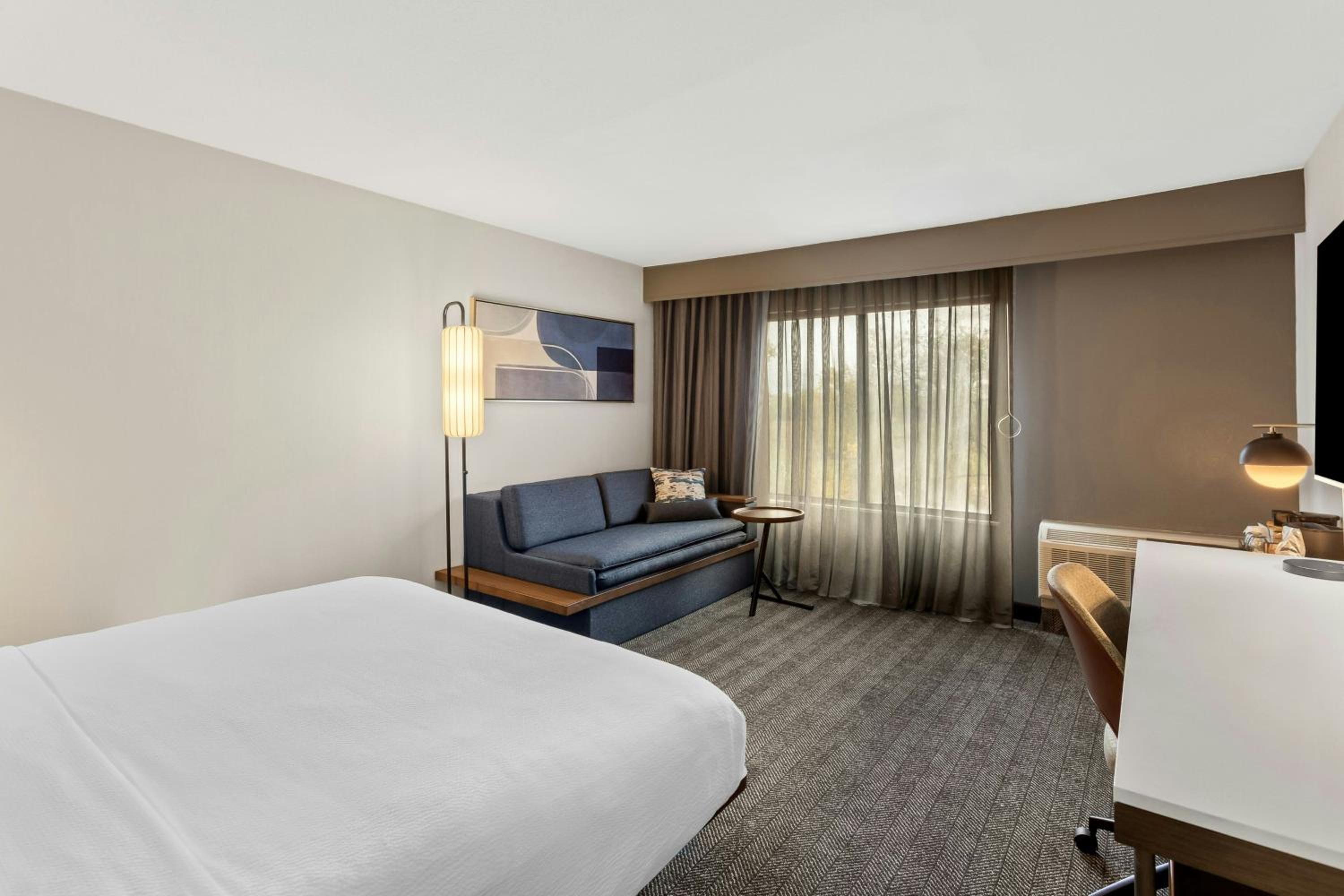 King Room with Bathtub and Sofa Bed - Mobility Access/Hearing Accessible - Photo 2