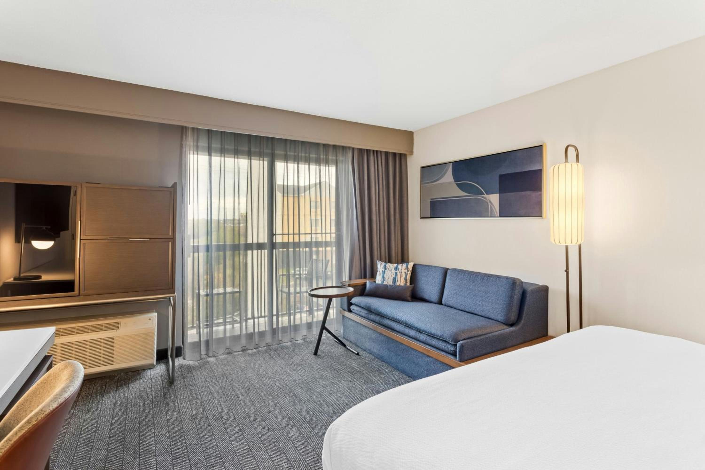 King Room with Balcony and Sofa Bed photo 3