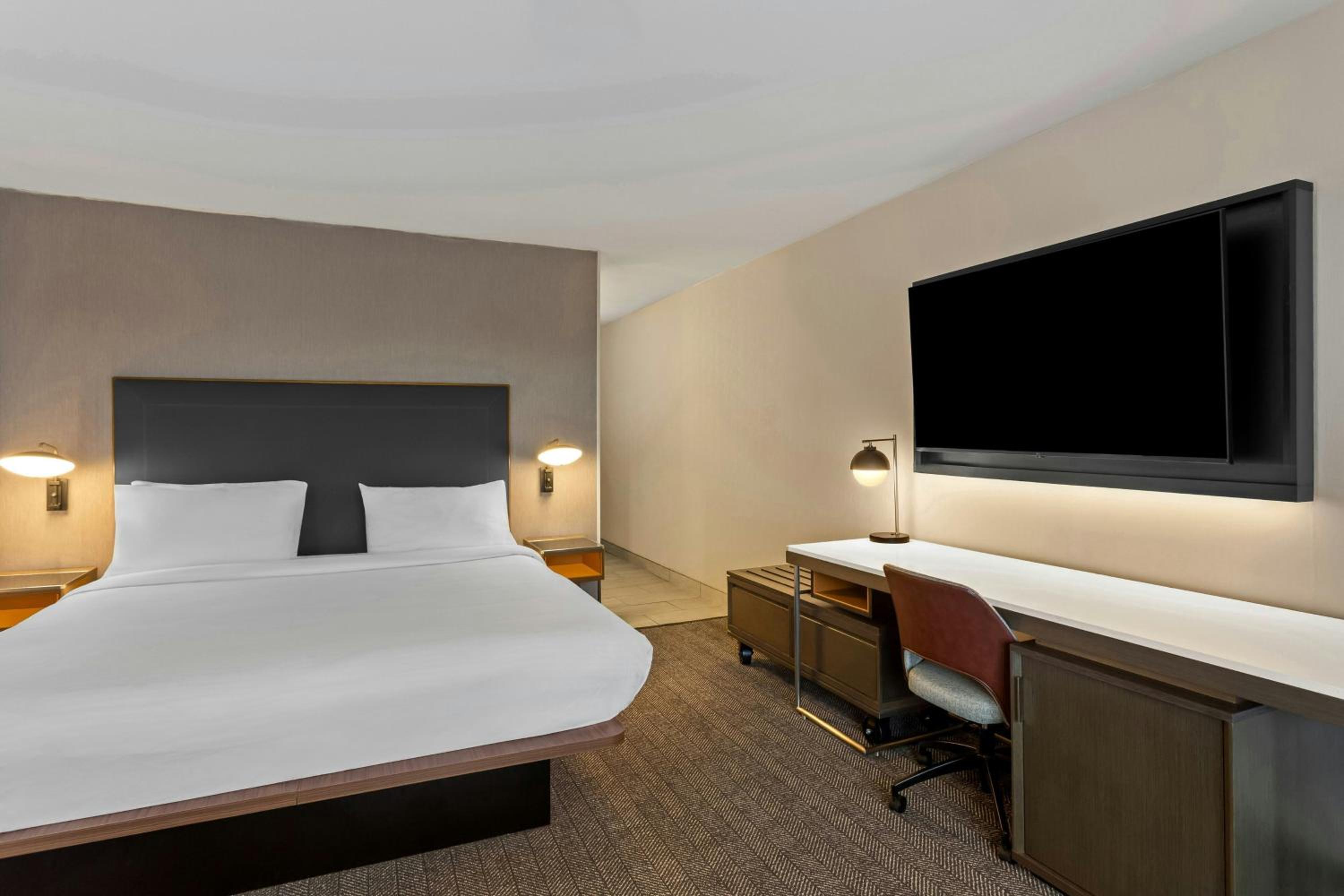 King Room with Bathtub and Sofa Bed - Mobility Access/Hearing Accessible - Photo 3