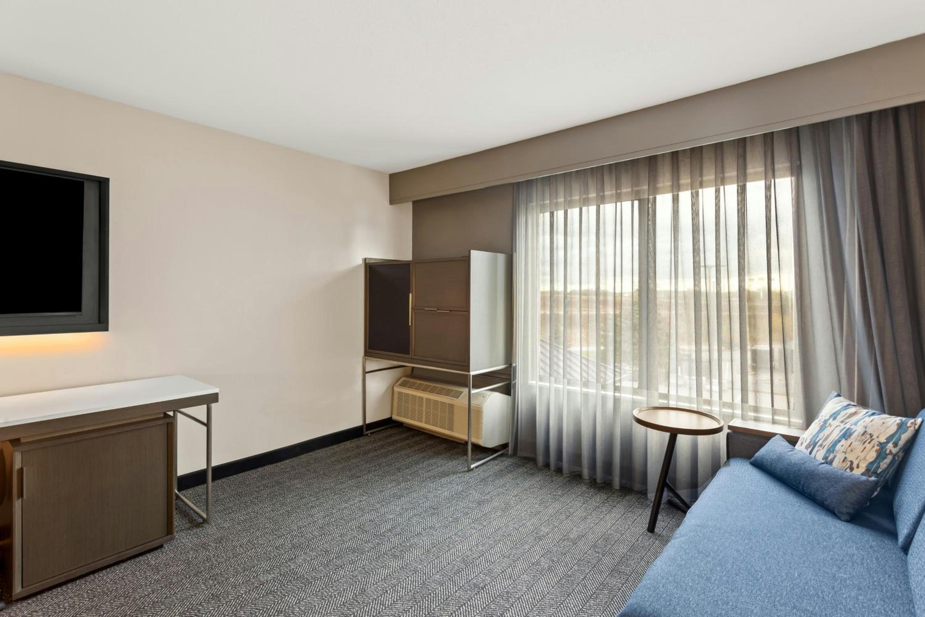One-Bedroom King Suite with Balcony and Sofa Bed - Photo 2