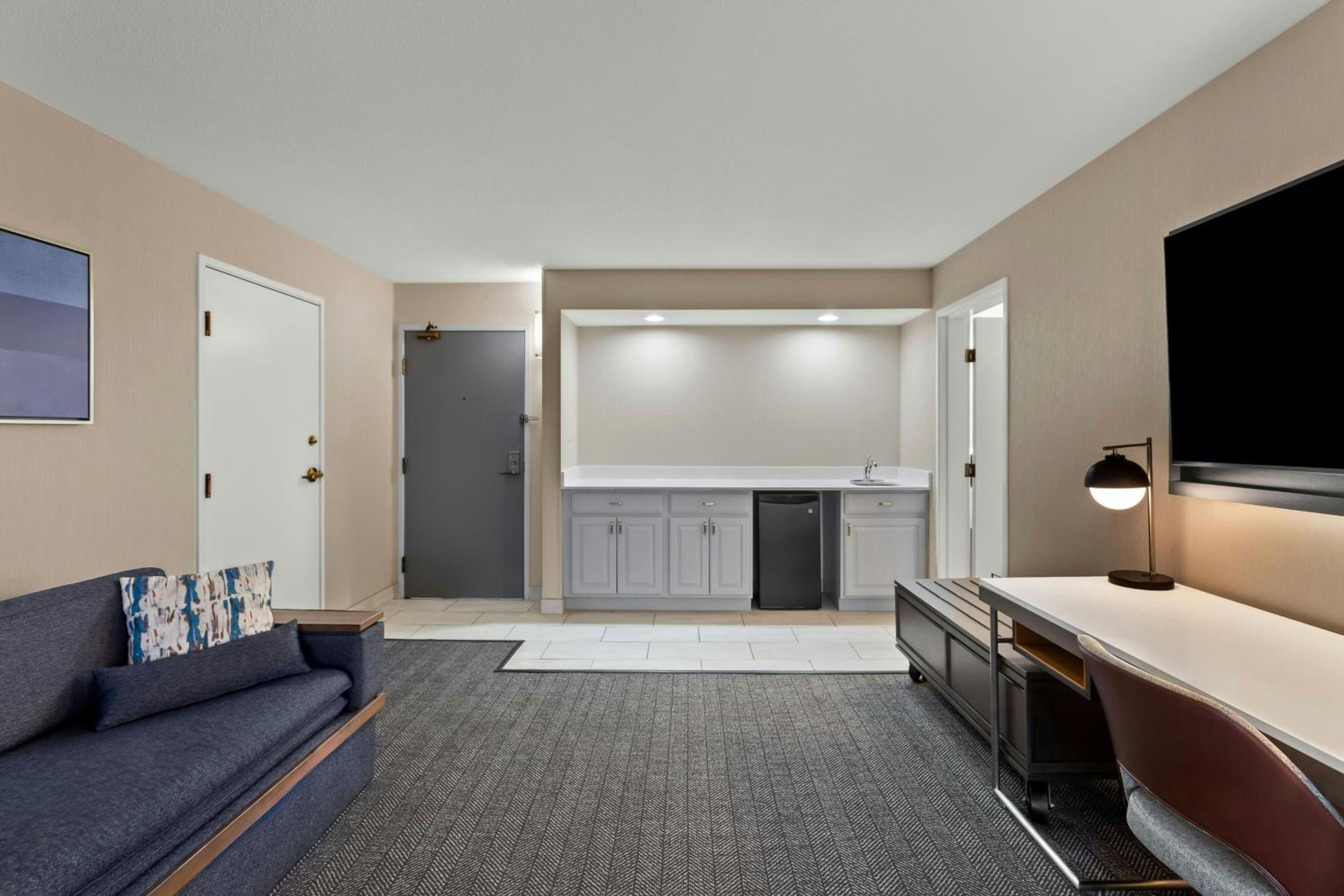 One-Bedroom King Suite with Balcony and Sofa Bed - Photo 3
