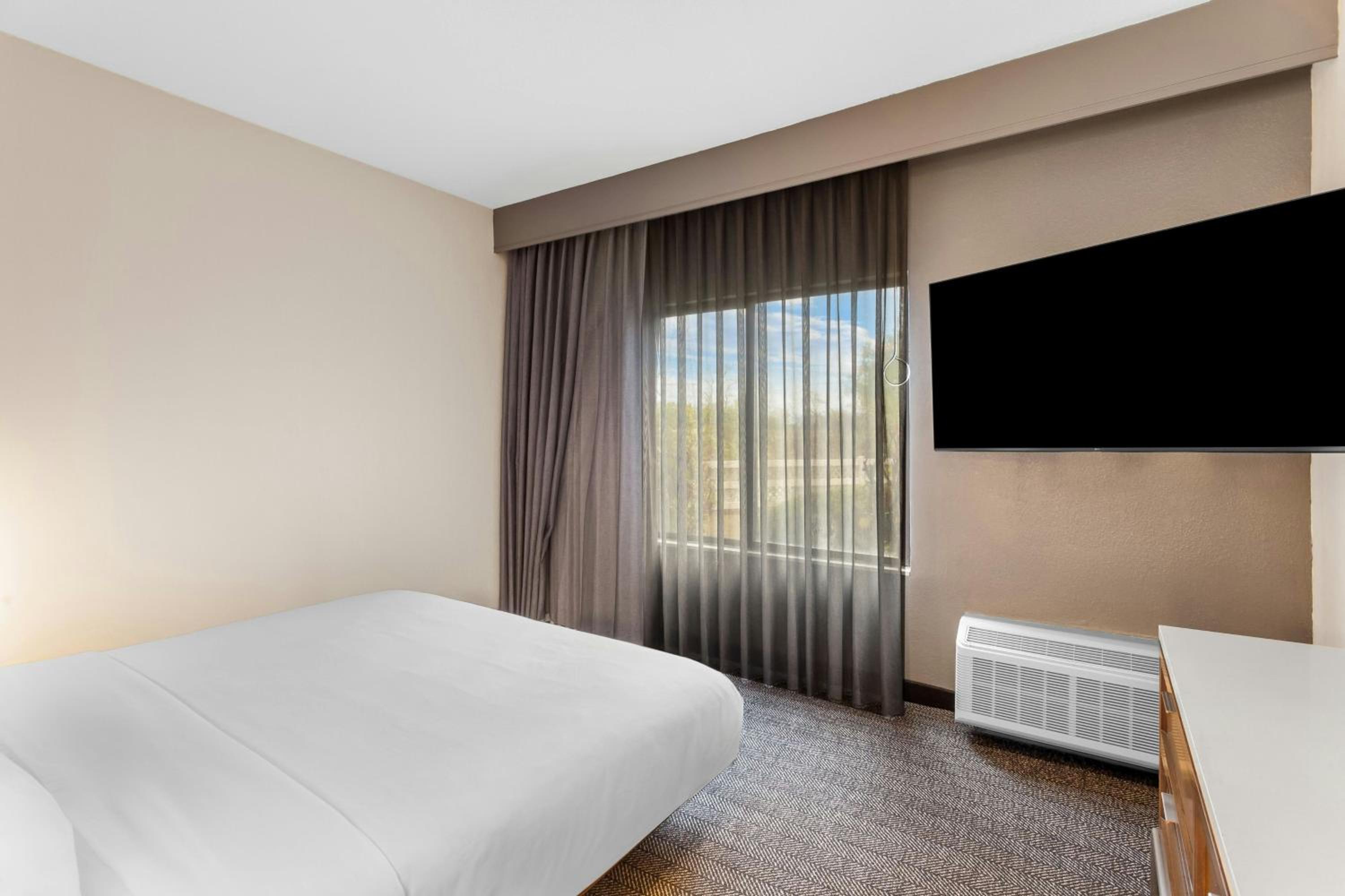 One-Bedroom King Suite with Balcony and Sofa Bed - Photo 4