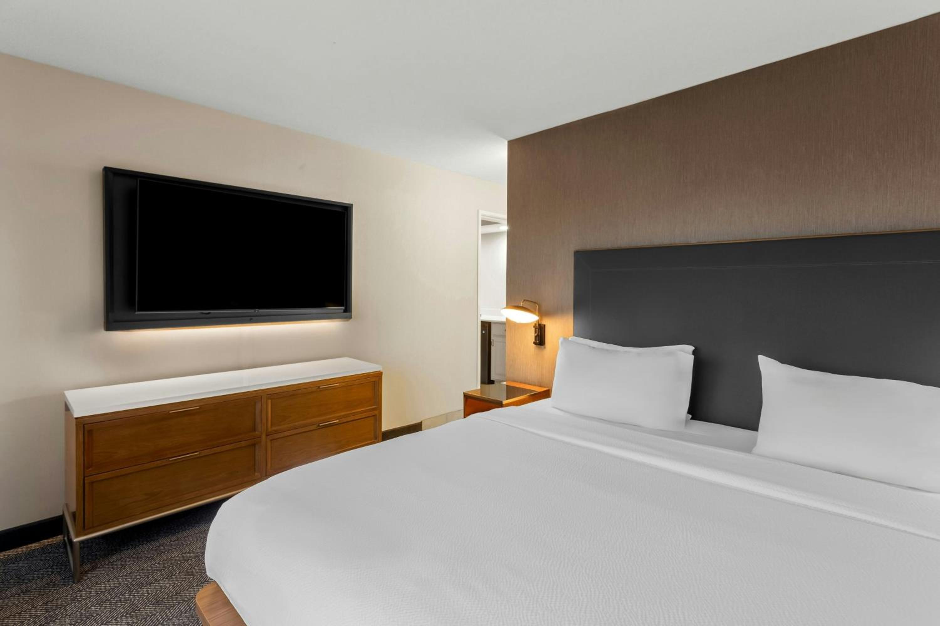 One-Bedroom King Suite with Balcony and Sofa Bed - Photo 5