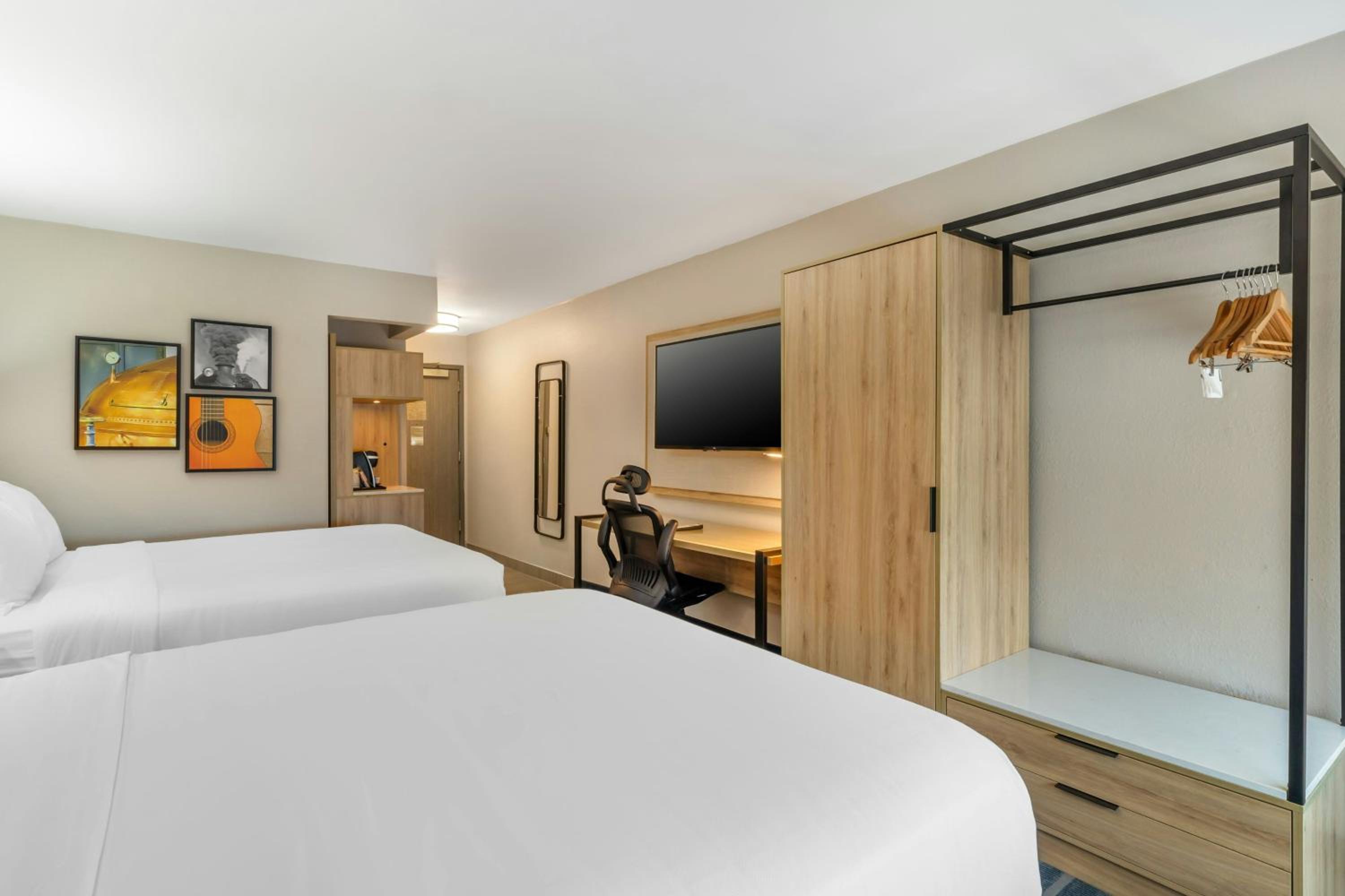 Standard Queen Room with Two Queen Beds - Photo 3