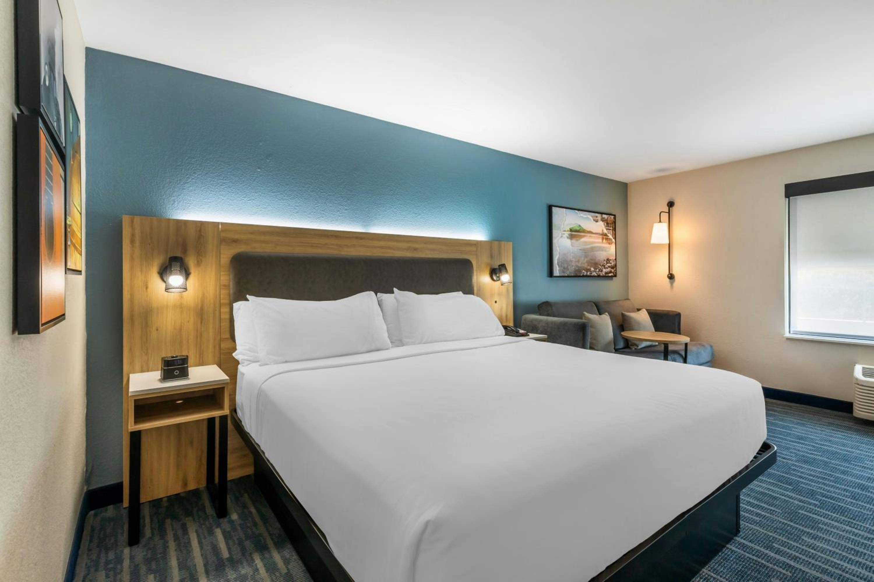 Standard King Room with Sofa Bed - Photo 1