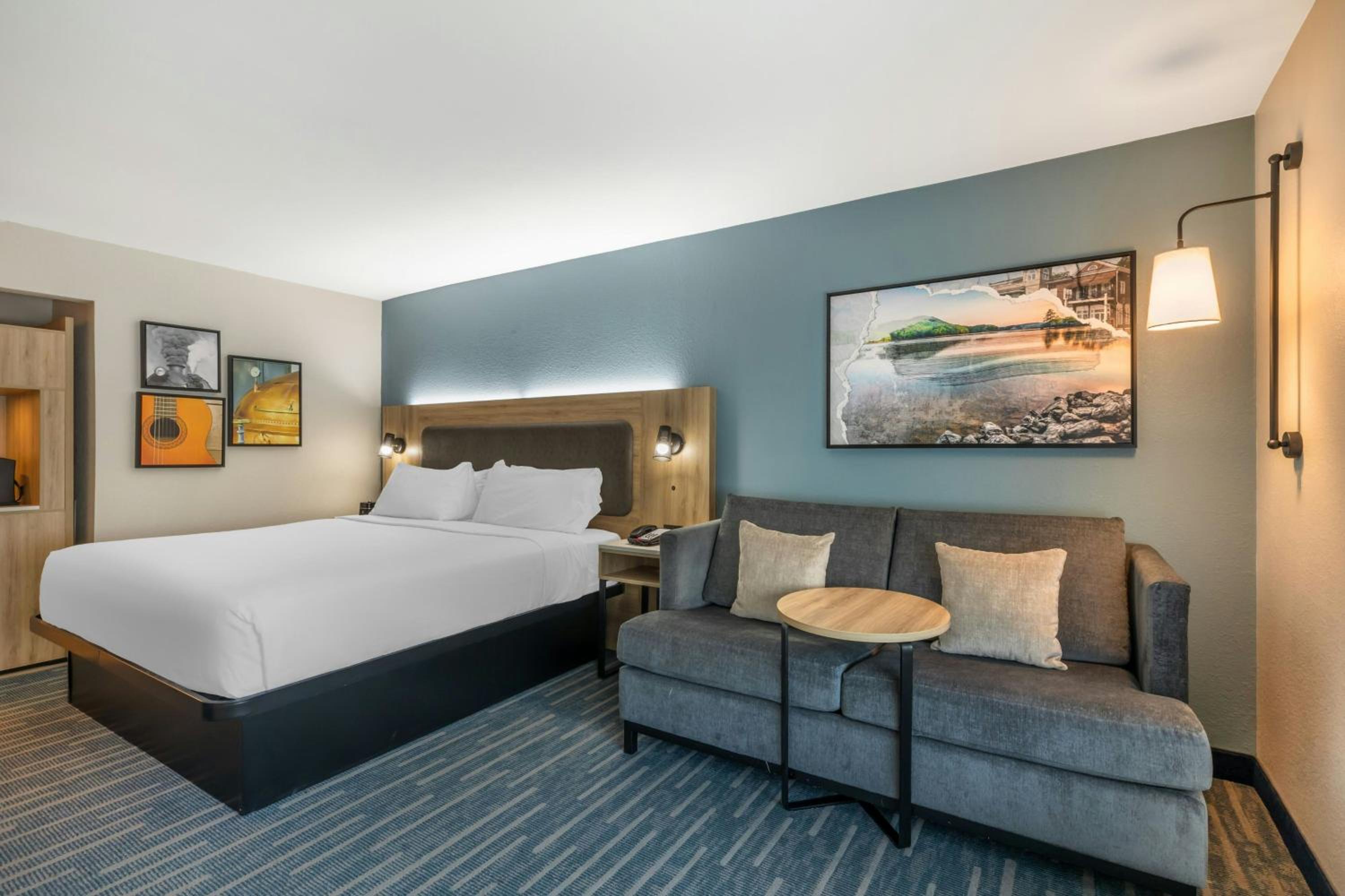 Standard King Room with Sofa Bed - Photo 2