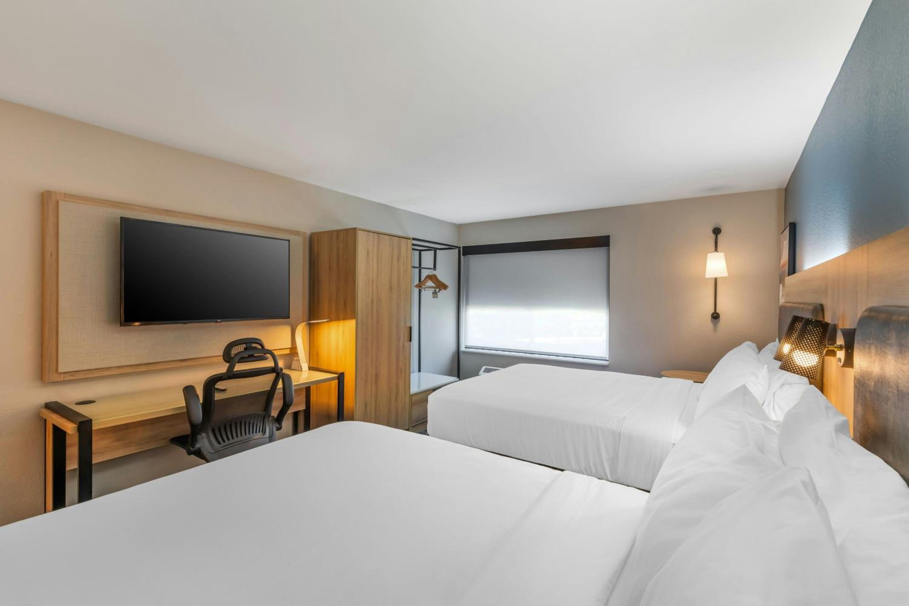 Standard Queen Room with Two Queen Beds - Photo 2