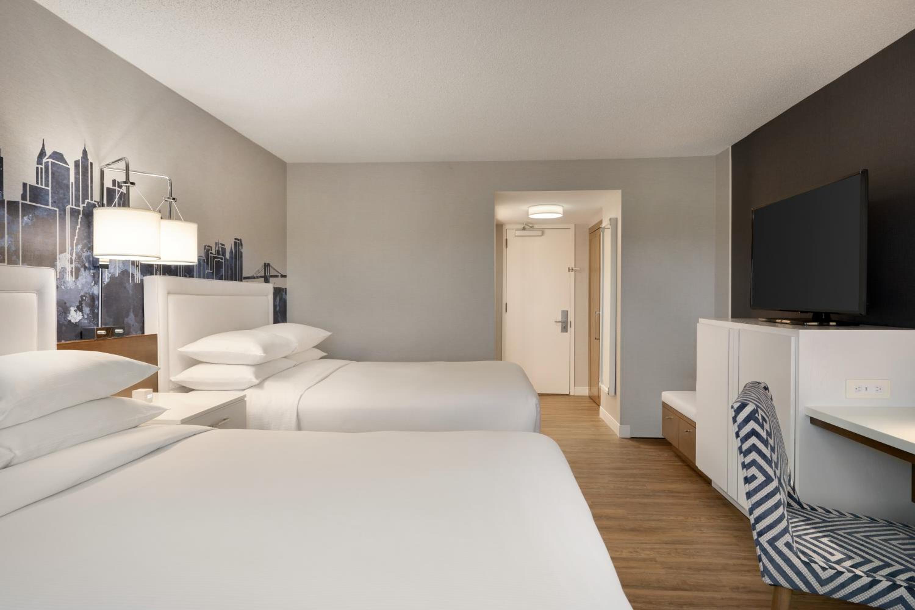 Deluxe Queen Room with Two Queen Beds - Photo 3
