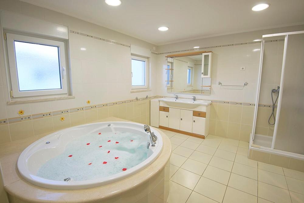 Suite with Spa Bath - Photo 2