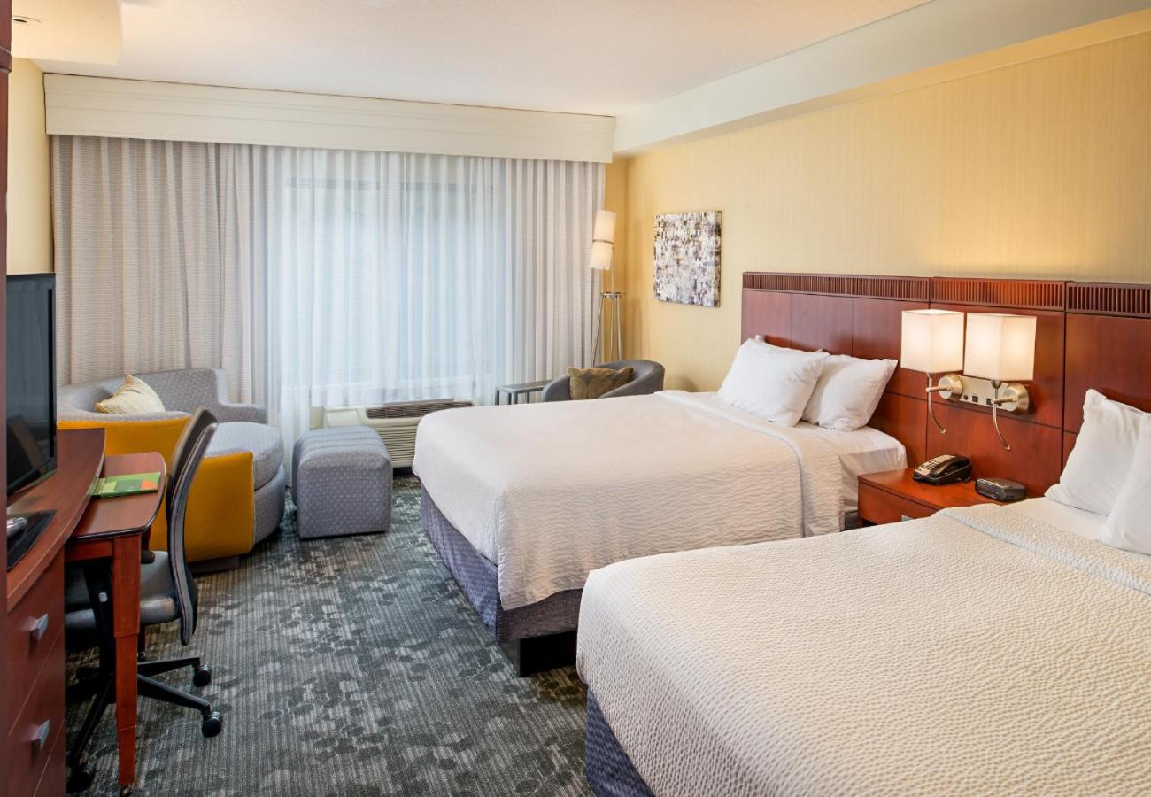 Queen Room with Two Queen Beds and Adapted Tub - Mobility and Hearing Accessible photo 1