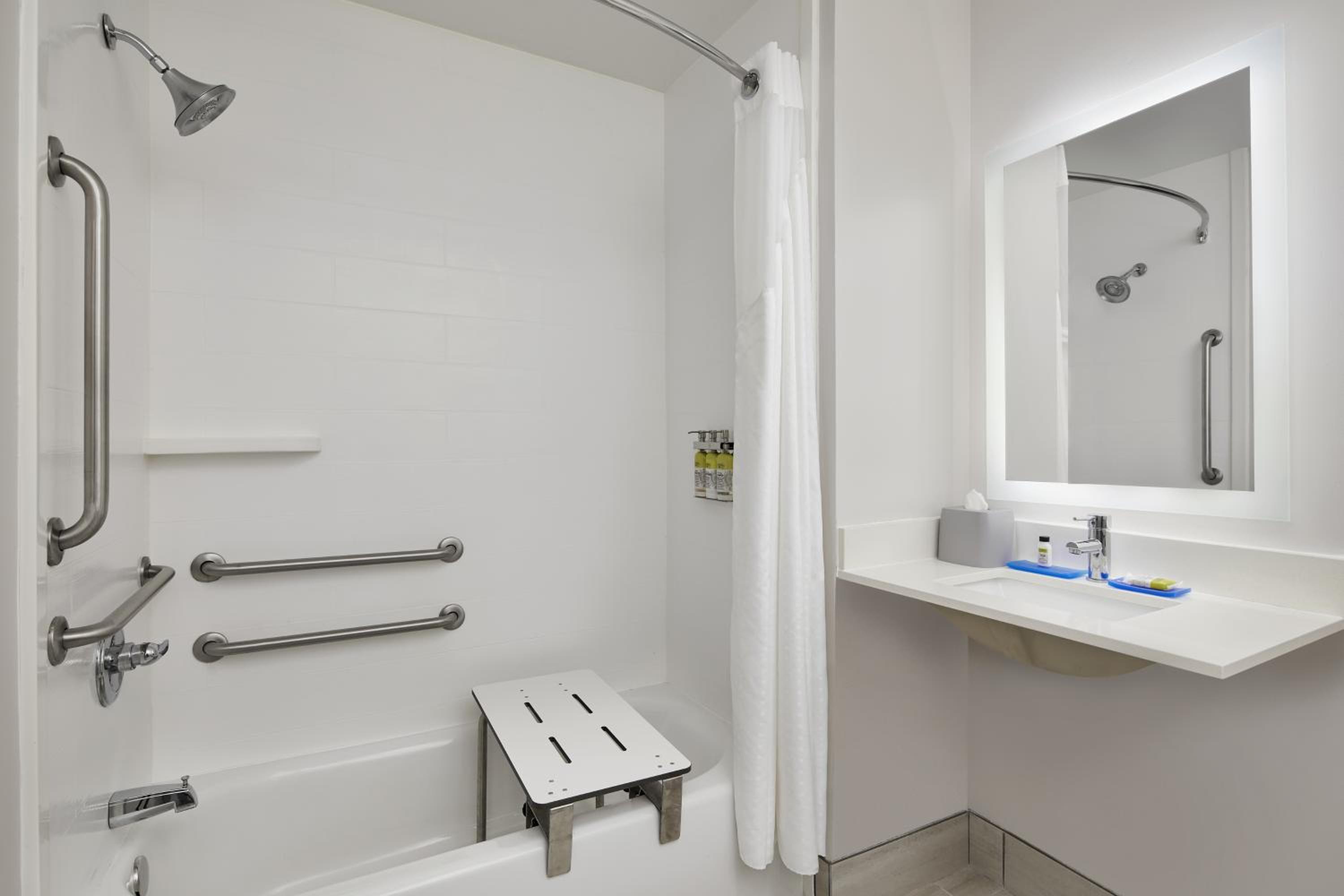 Standard Queen Room with Two Queen Beds and Mobility Accessible Tub - Photo 3