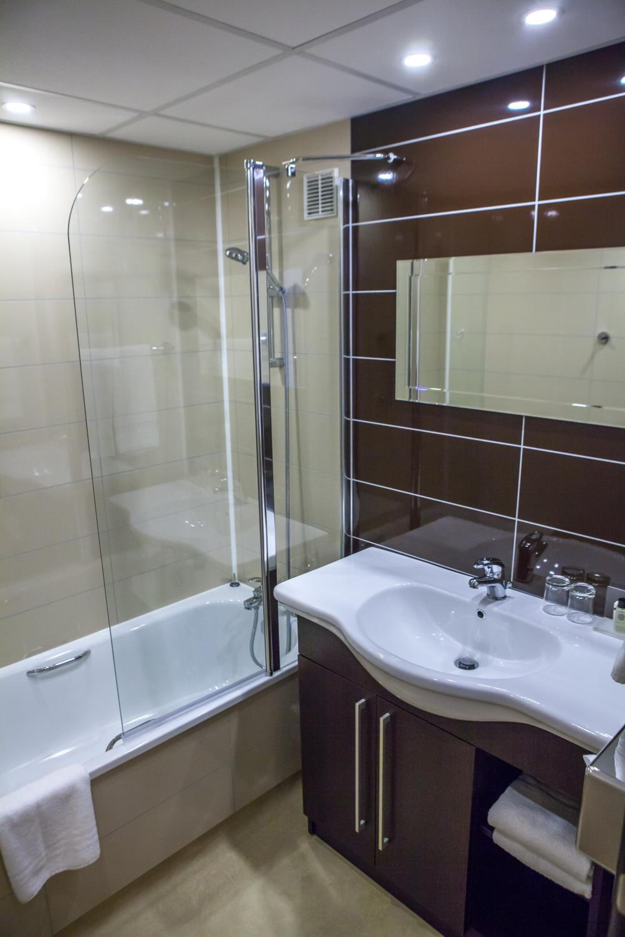 Double or Twin Room - Photo 5
