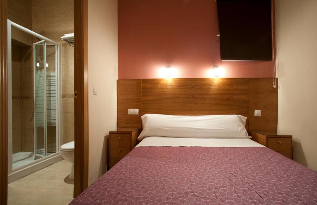 Double or Twin Room with Private Bathroom photo 3