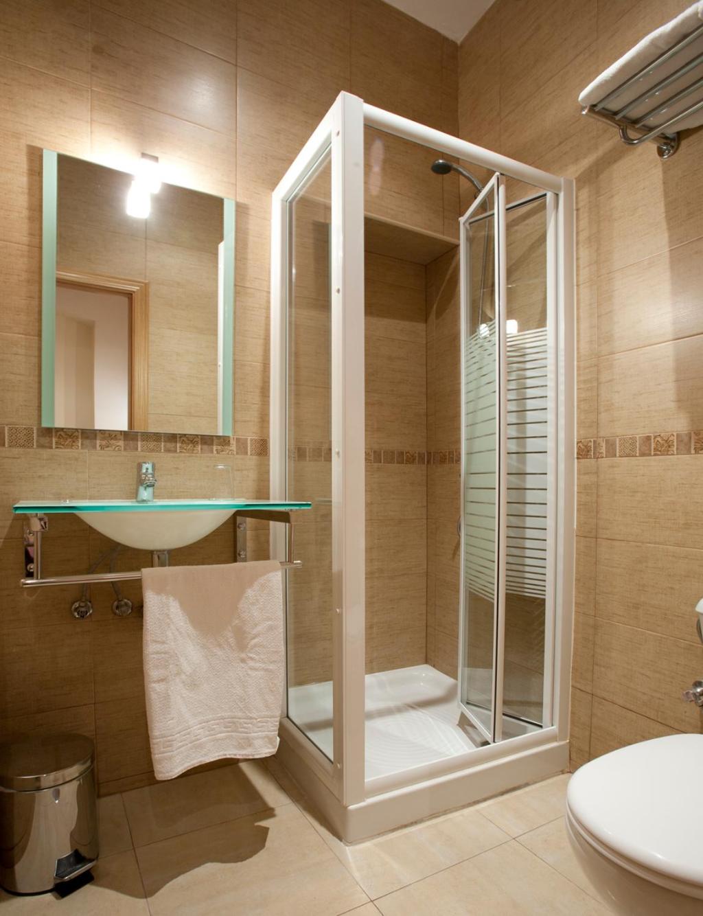 Double or Twin Room with Private Bathroom photo 2