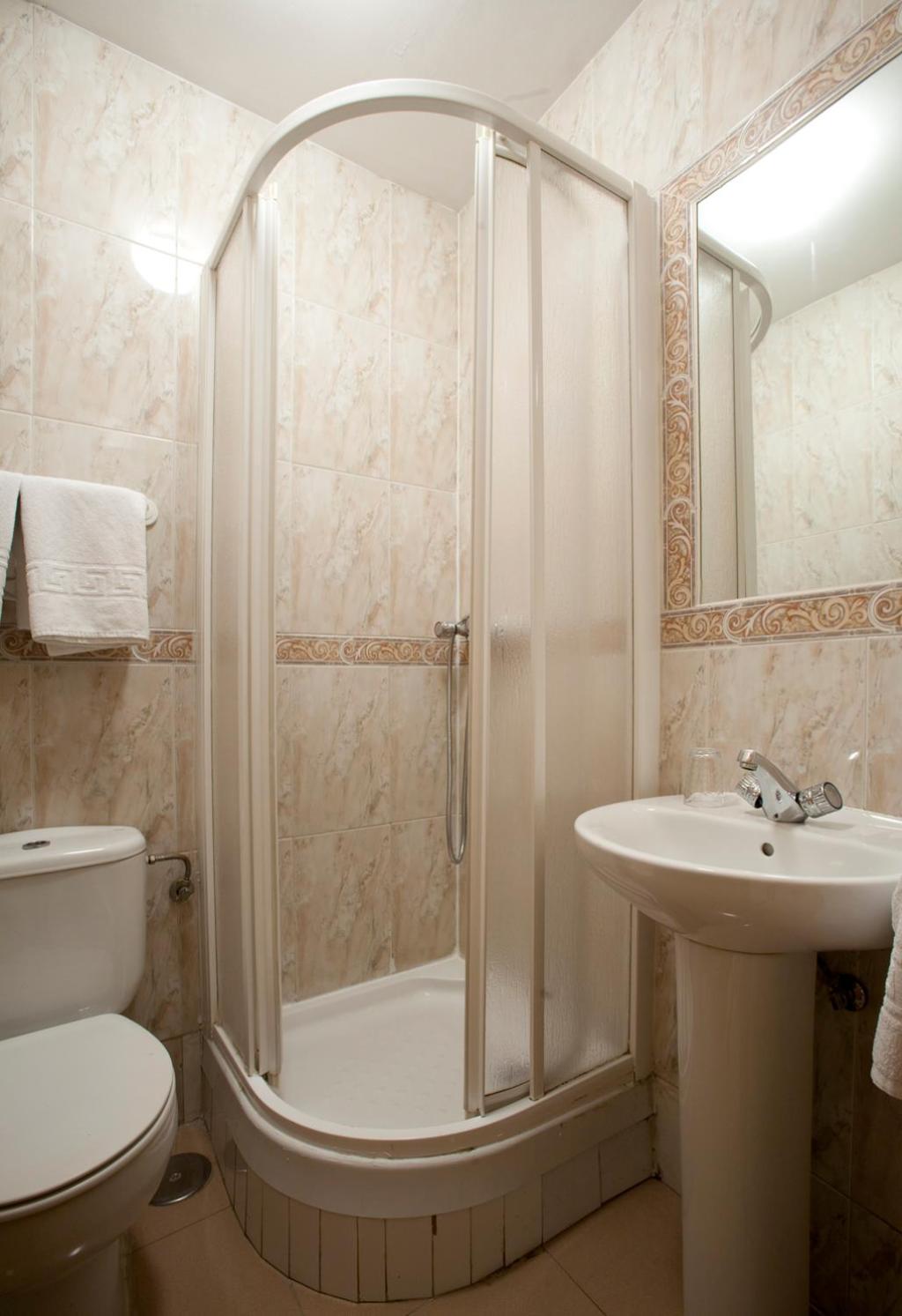 Single Room with Private Bathroom photo 3