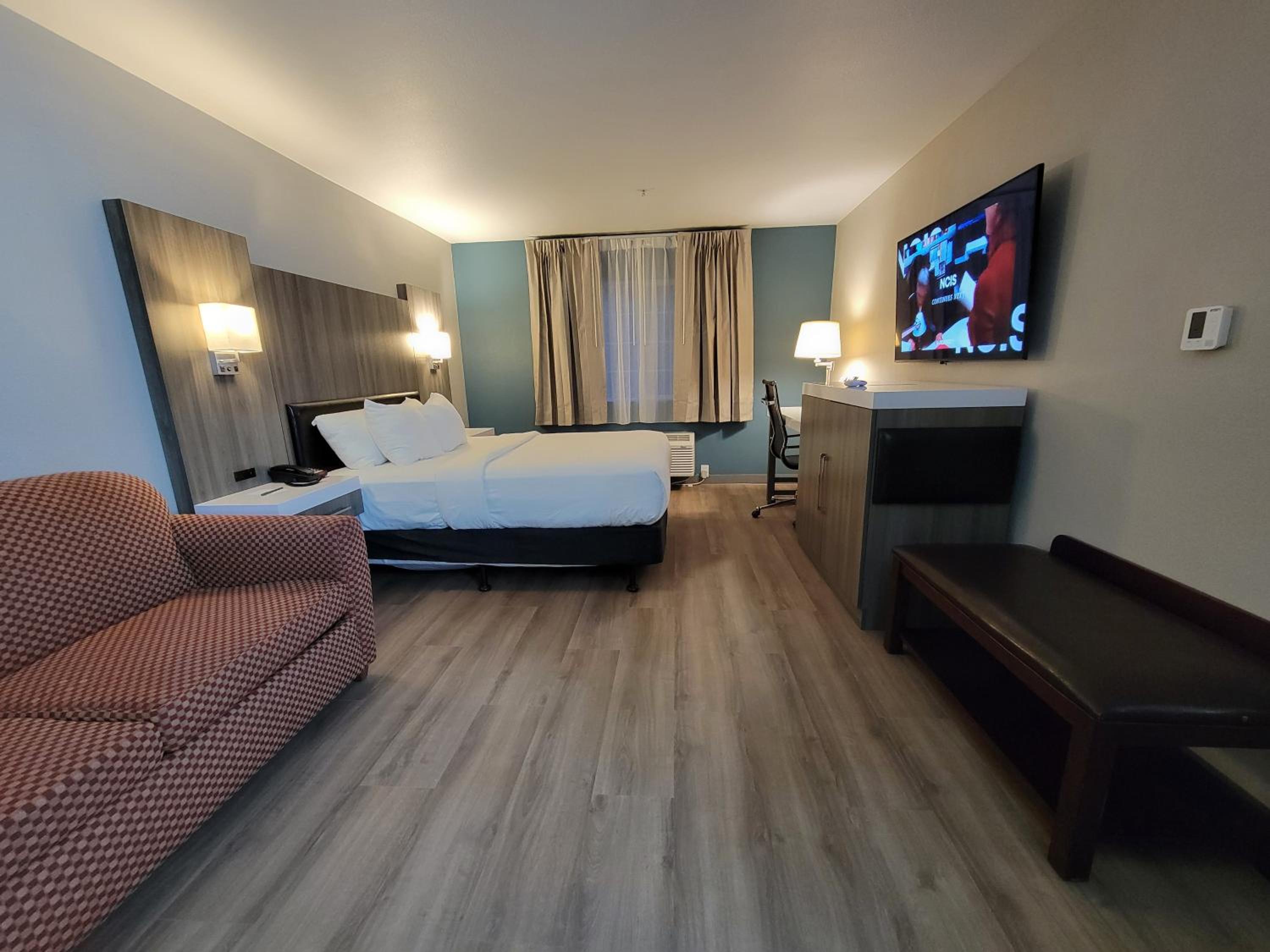 Queen Suite 1-person Sofabed Nonsmoking - Photo 1