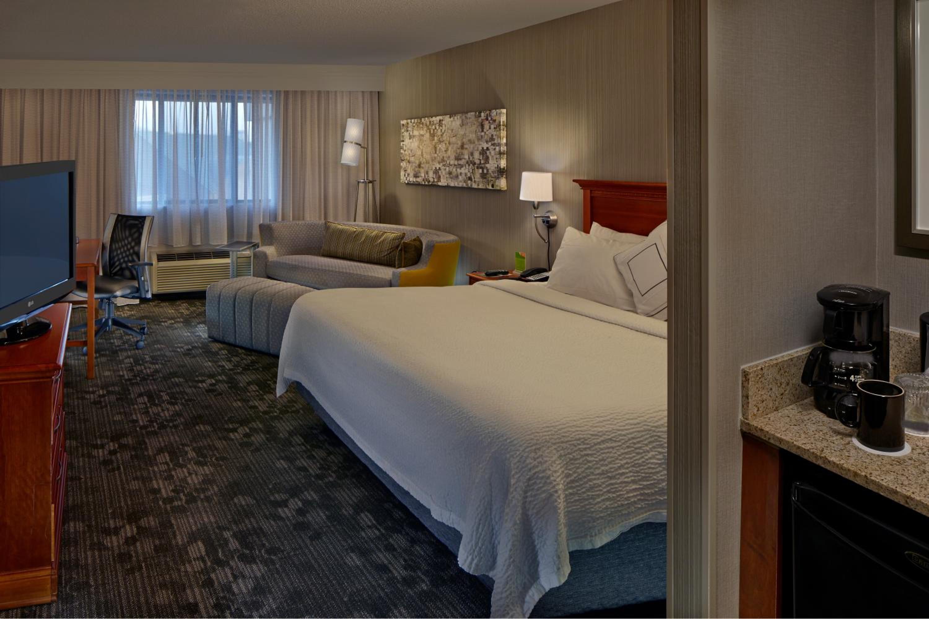 King Room with Sofa Bed - Photo 2