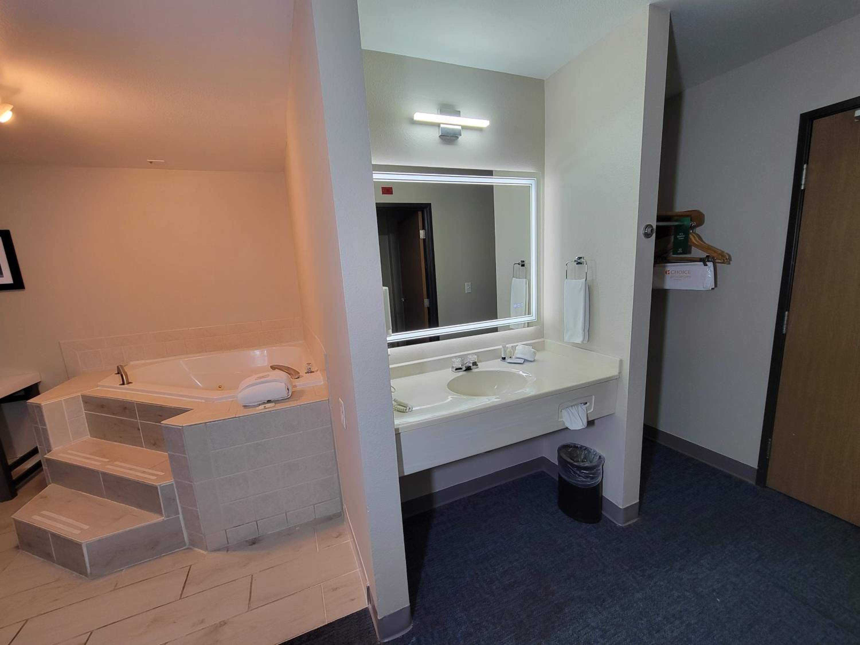 Superior King Suite - Non-Smoking - Photo 6
