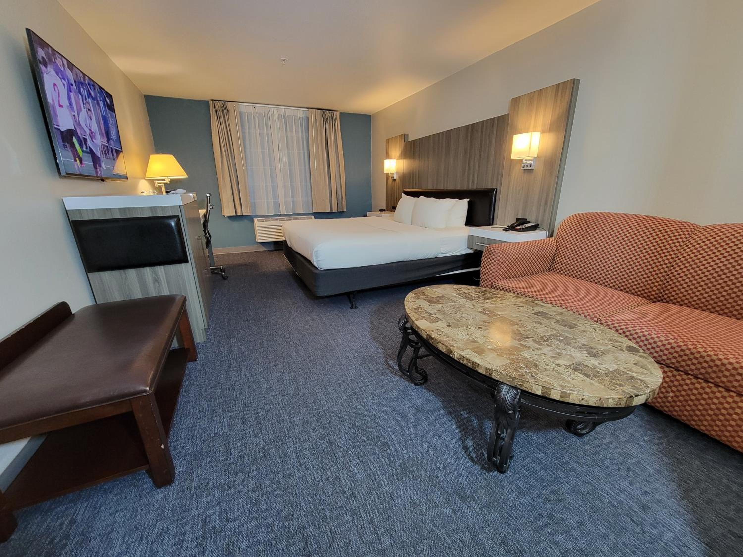 King Suite - Non-Smoking - Photo 2