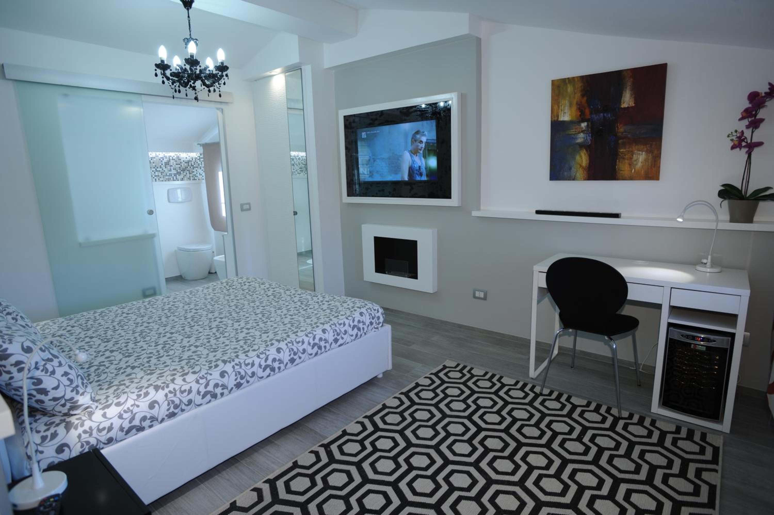 Deluxe Double Room with Balcony photo 2