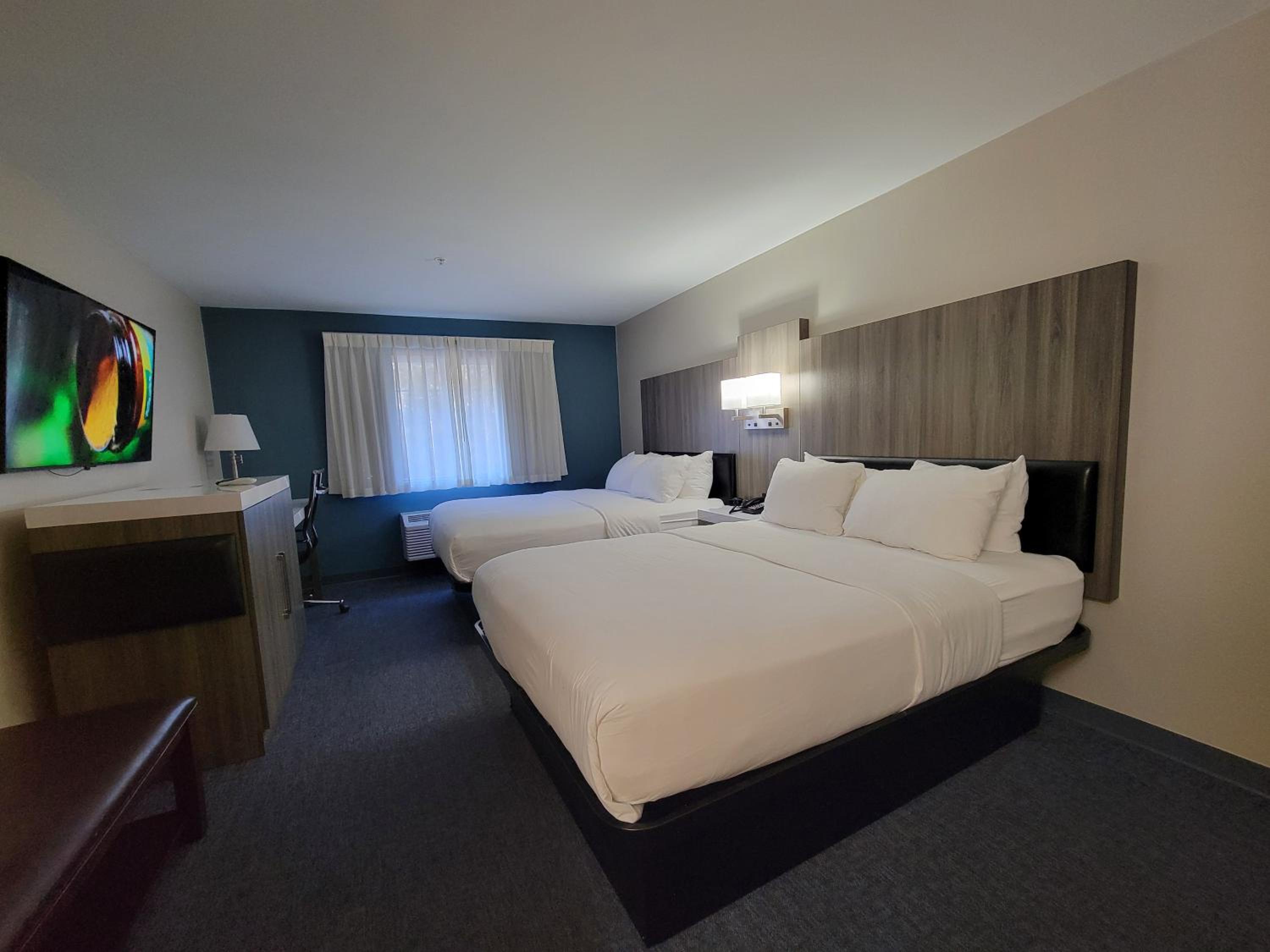 Queen Room with Two Queen Beds - Non-Smoking - Photo 3