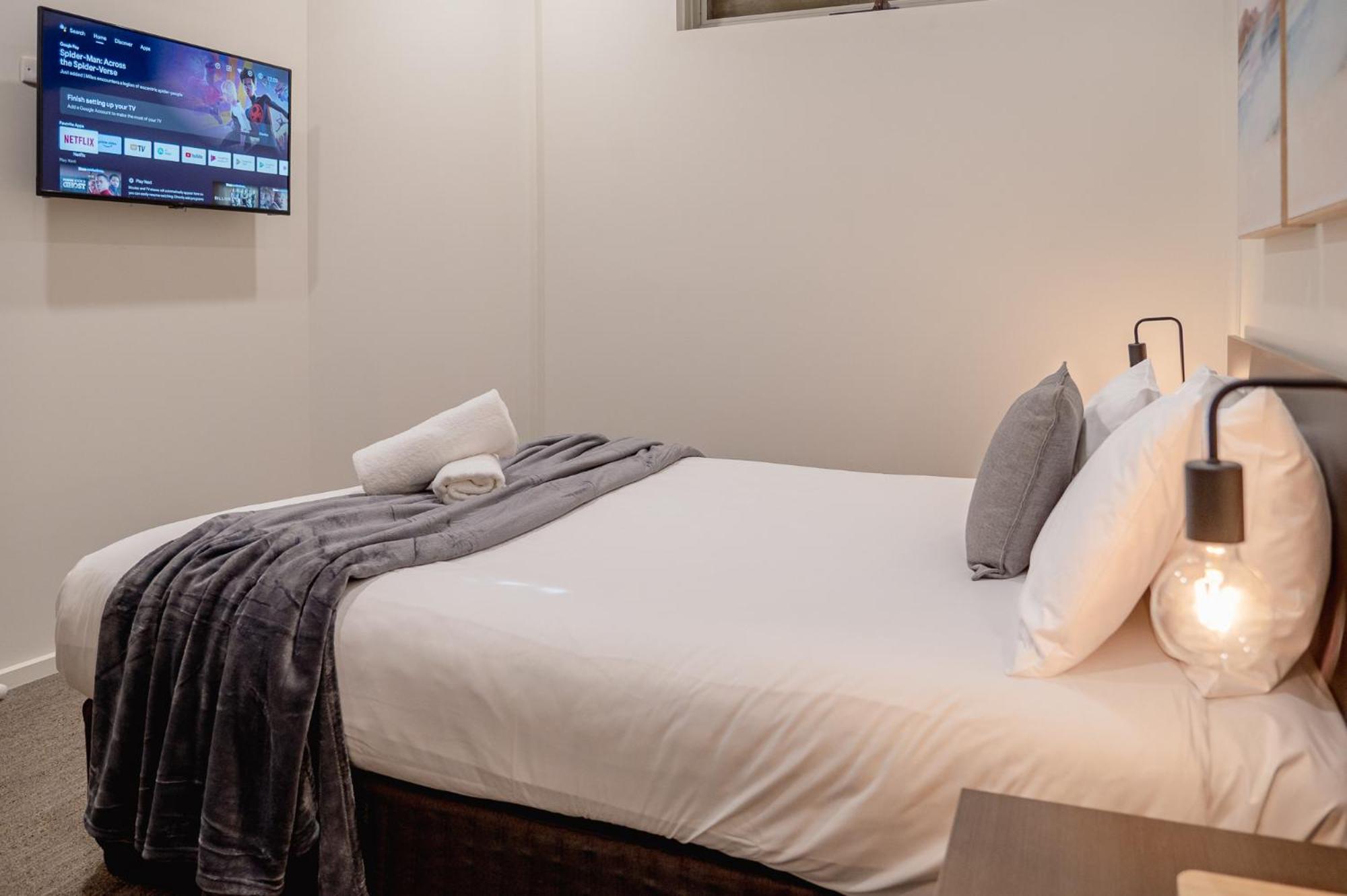 Superior One-Bedroom Queen Apartment