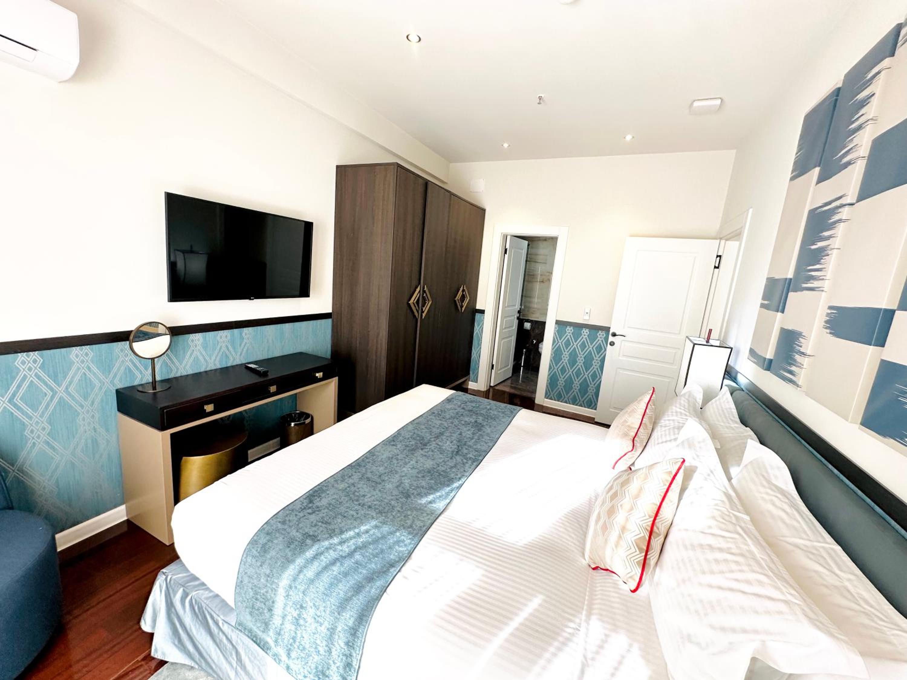 Two Bedroom Penthouse - Photo 3