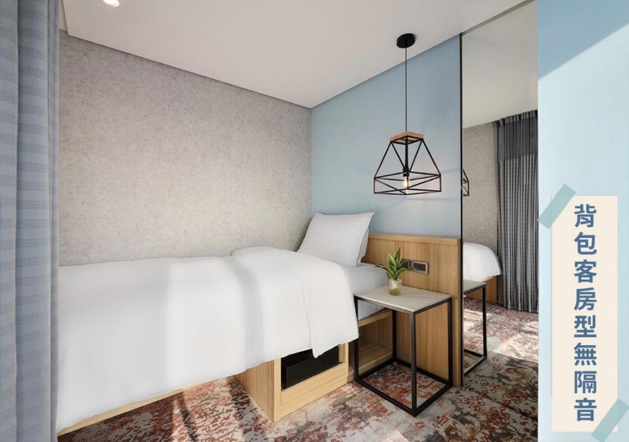 Single Bed in 6-Bed Male Dormitory Room with Shared Bathroom photo 1