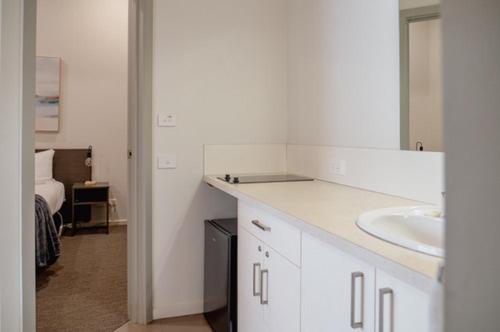 Superior One-Bedroom Queen Apartment