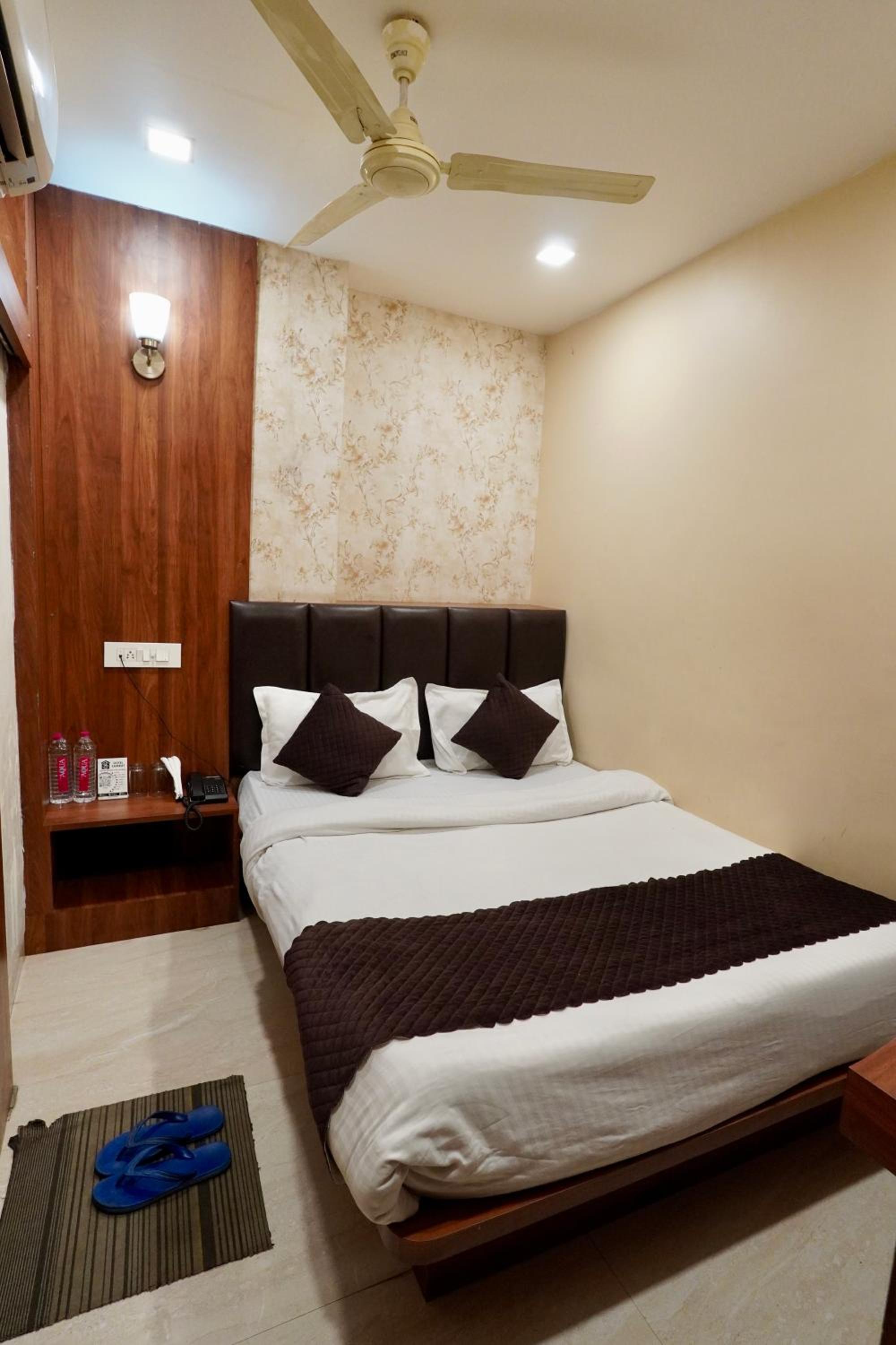 Small Single Room - Photo 5