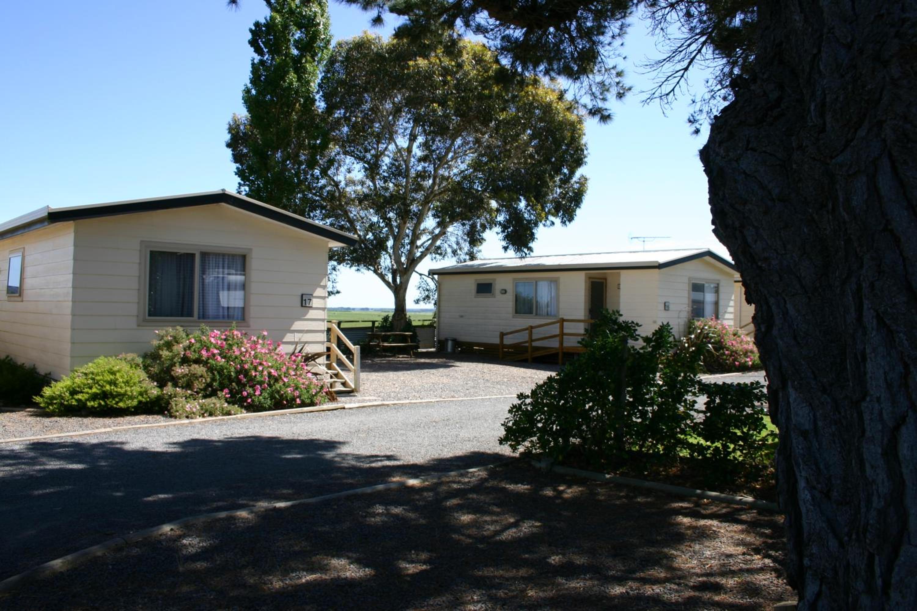 Two-Bedroom Holiday Cabin - Photo 14