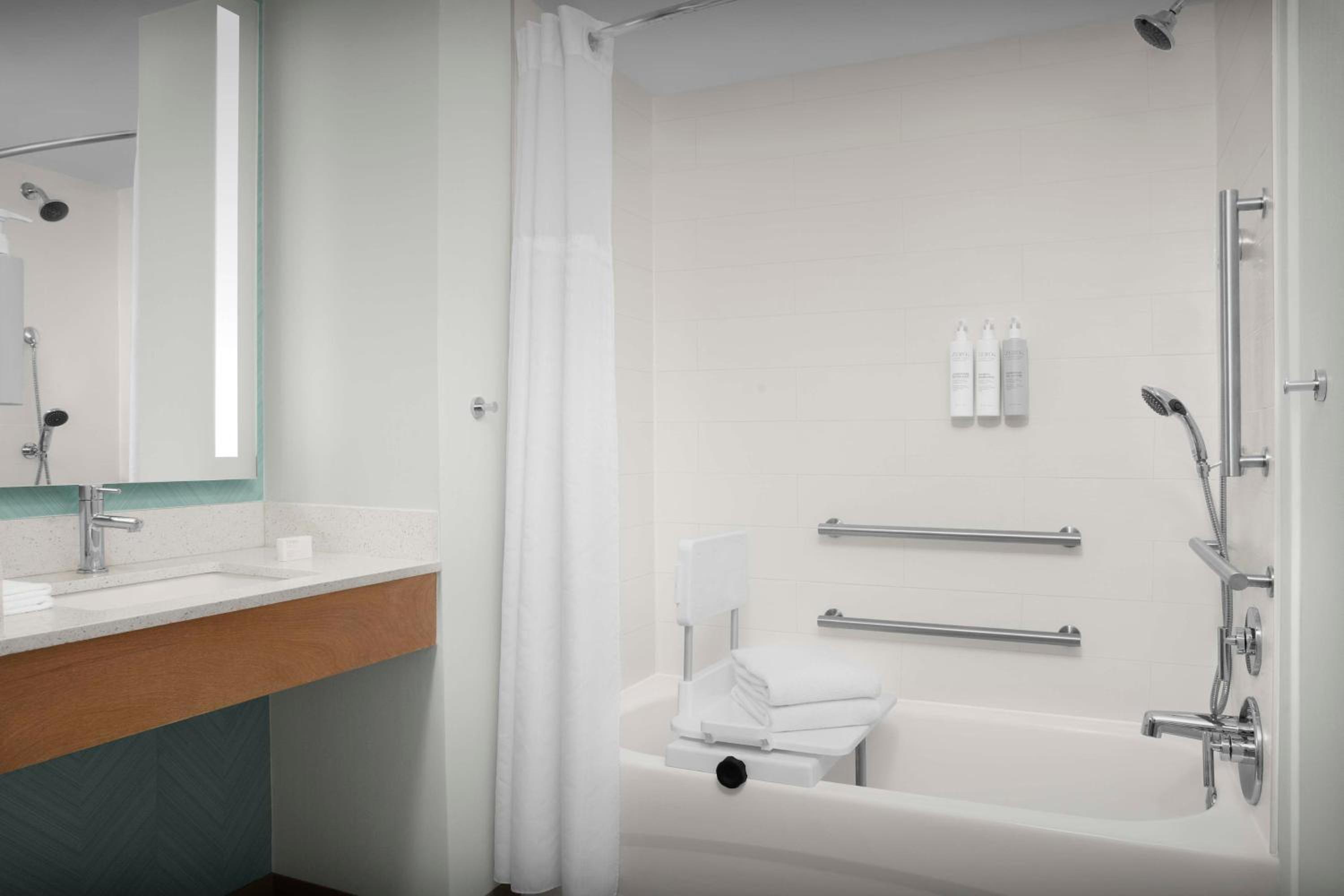 King Room with Accessible Tub - Mobility Access - Photo 2