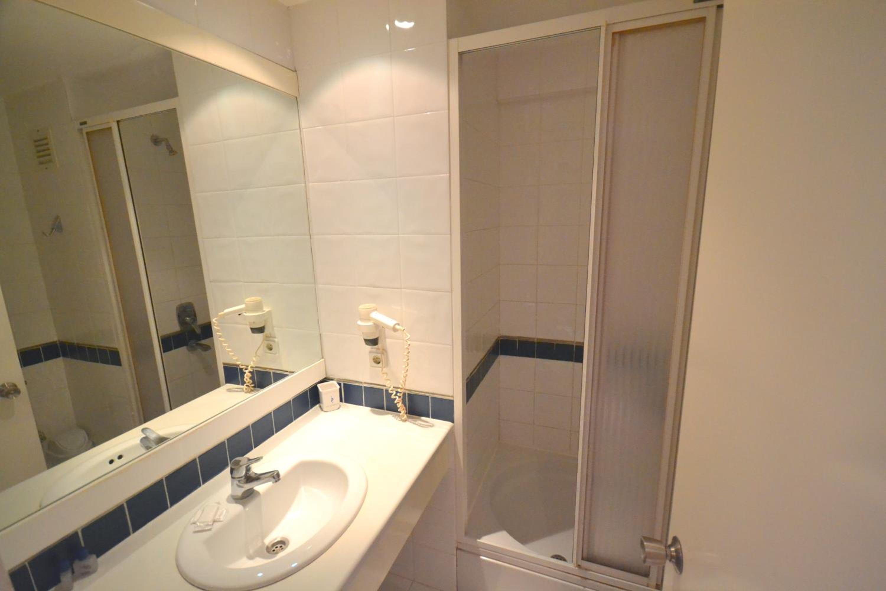 Standard Double or Twin Room photo 3