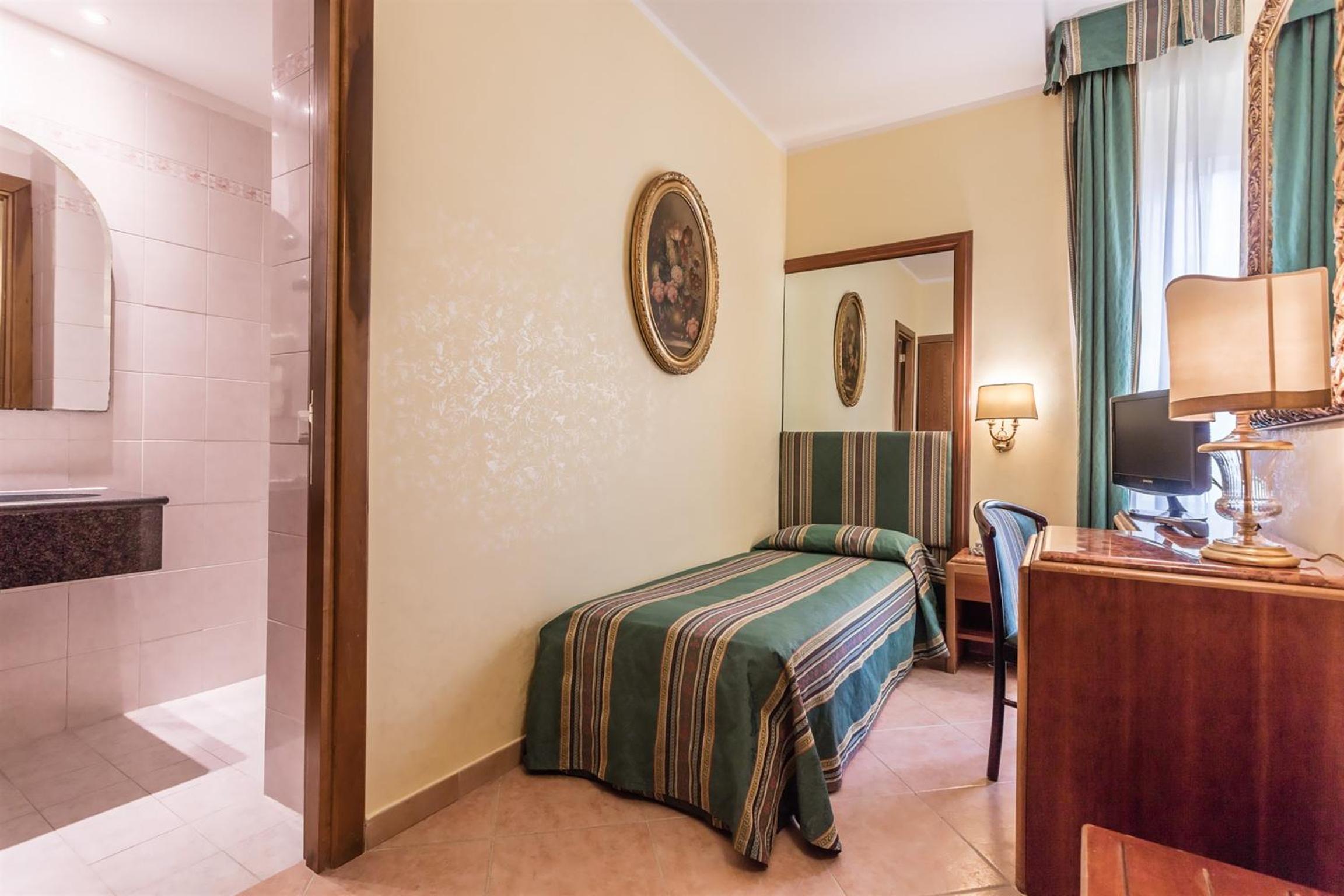 Single Room photo 3