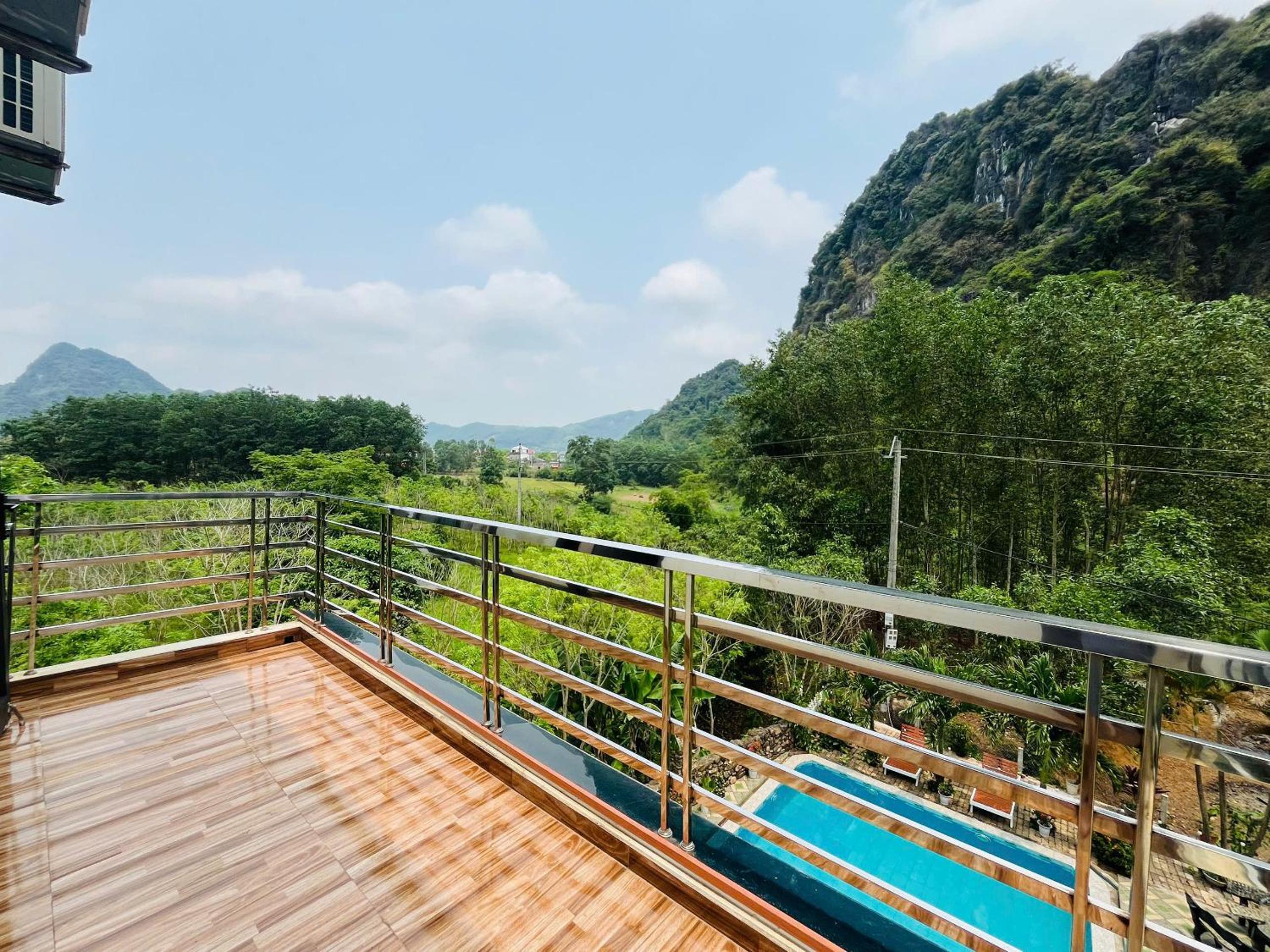 Family Room with Balcony photo 2