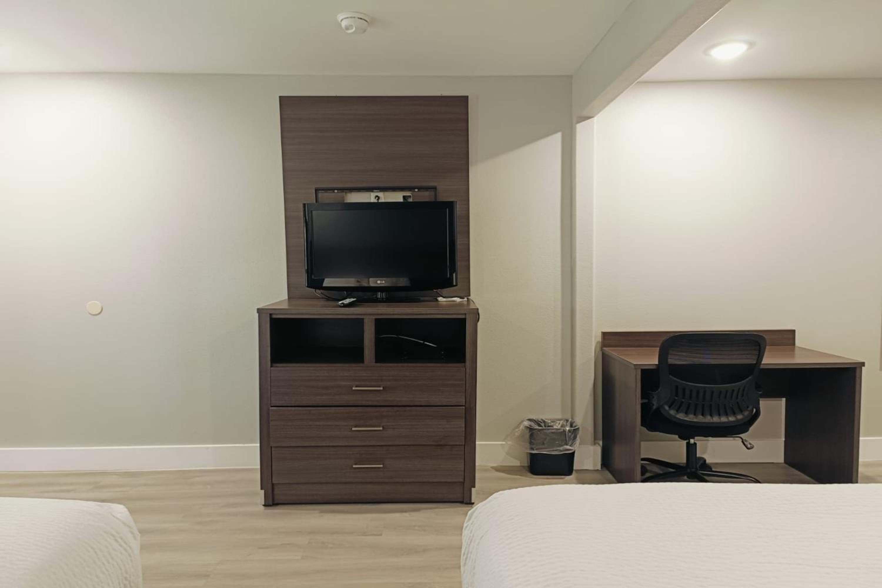 Queen Room with Two Queen Beds - Photo 2