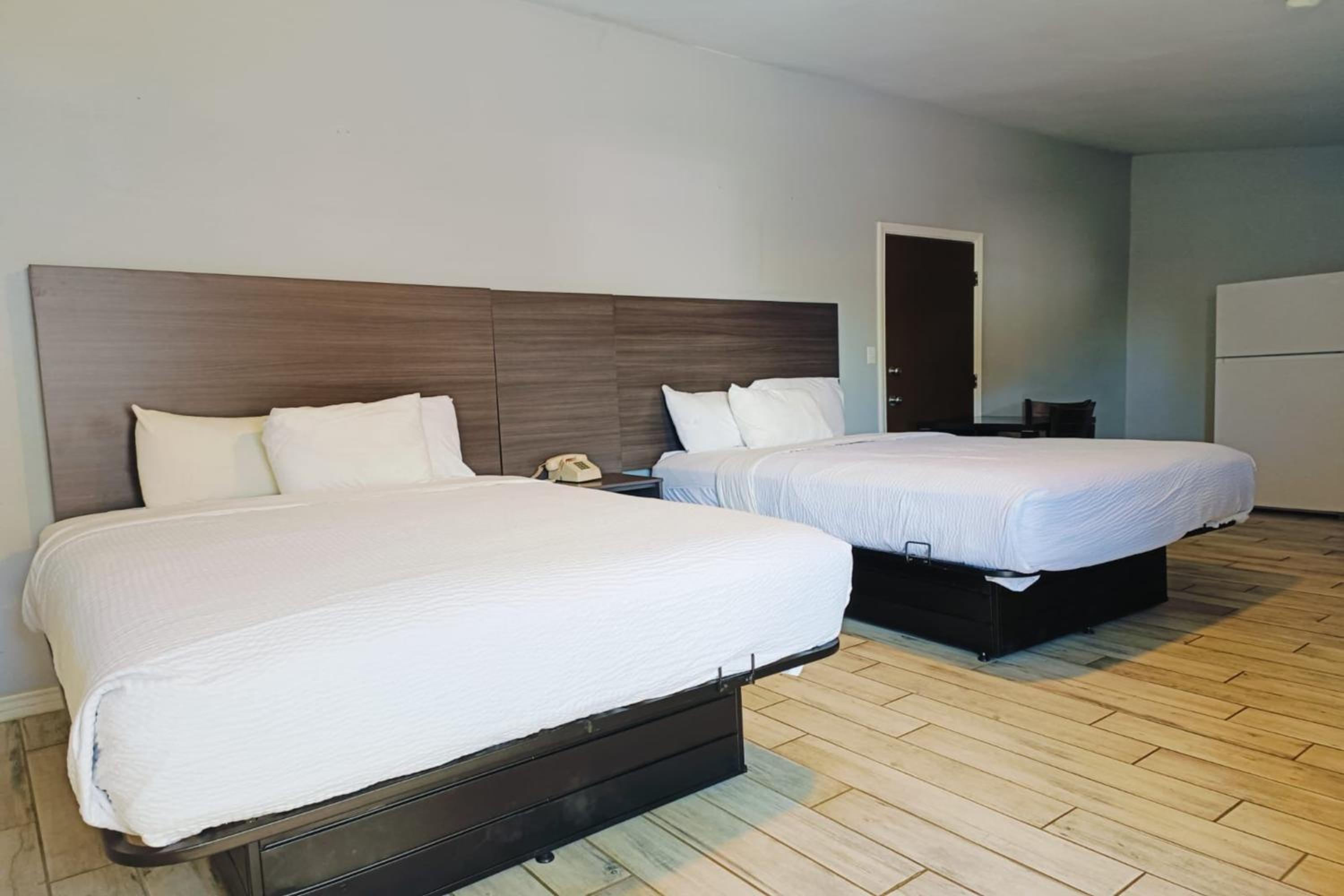 Queen Room with Two Queen Beds - Photo 3
