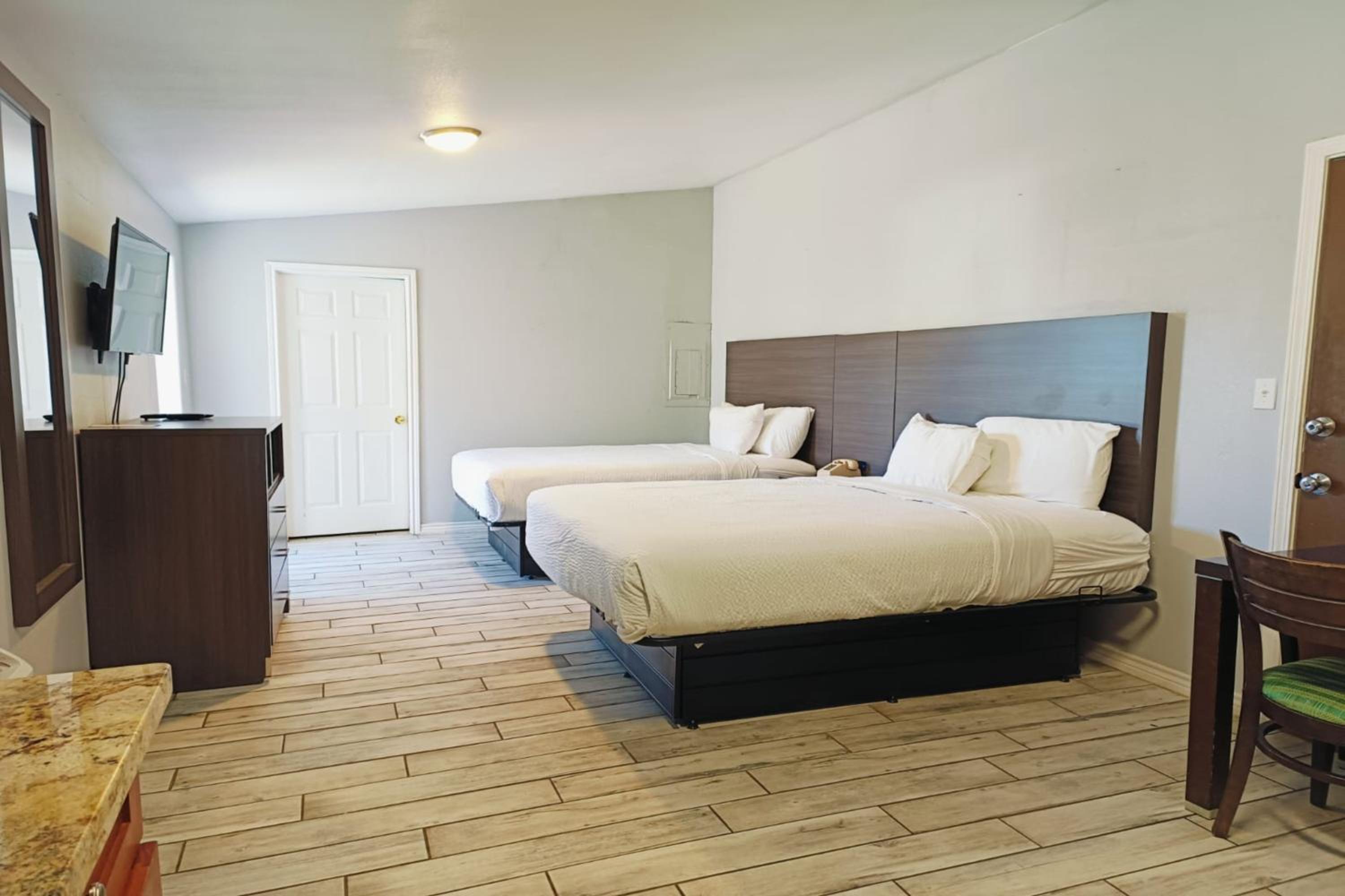 Queen Room with Two Queen Beds - Photo 4
