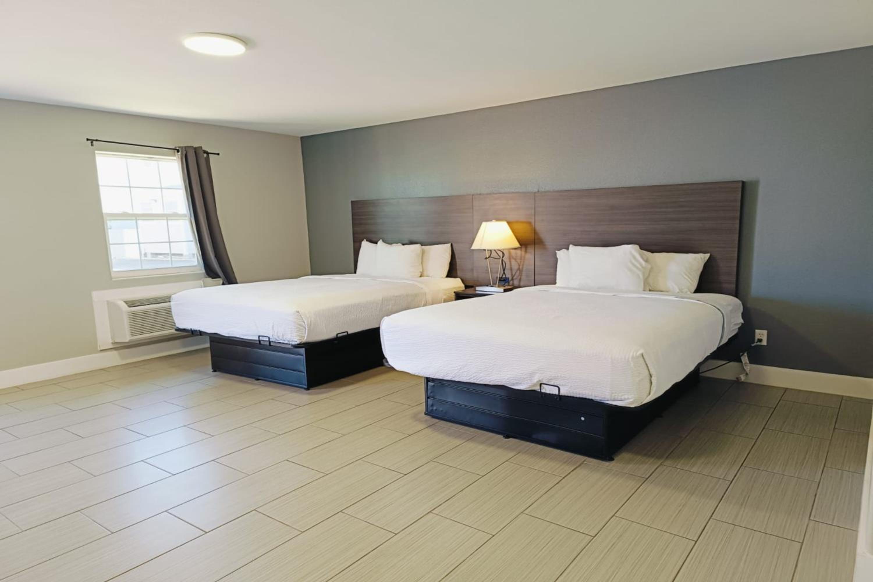 Queen Room with Two Queen Beds - Photo 5