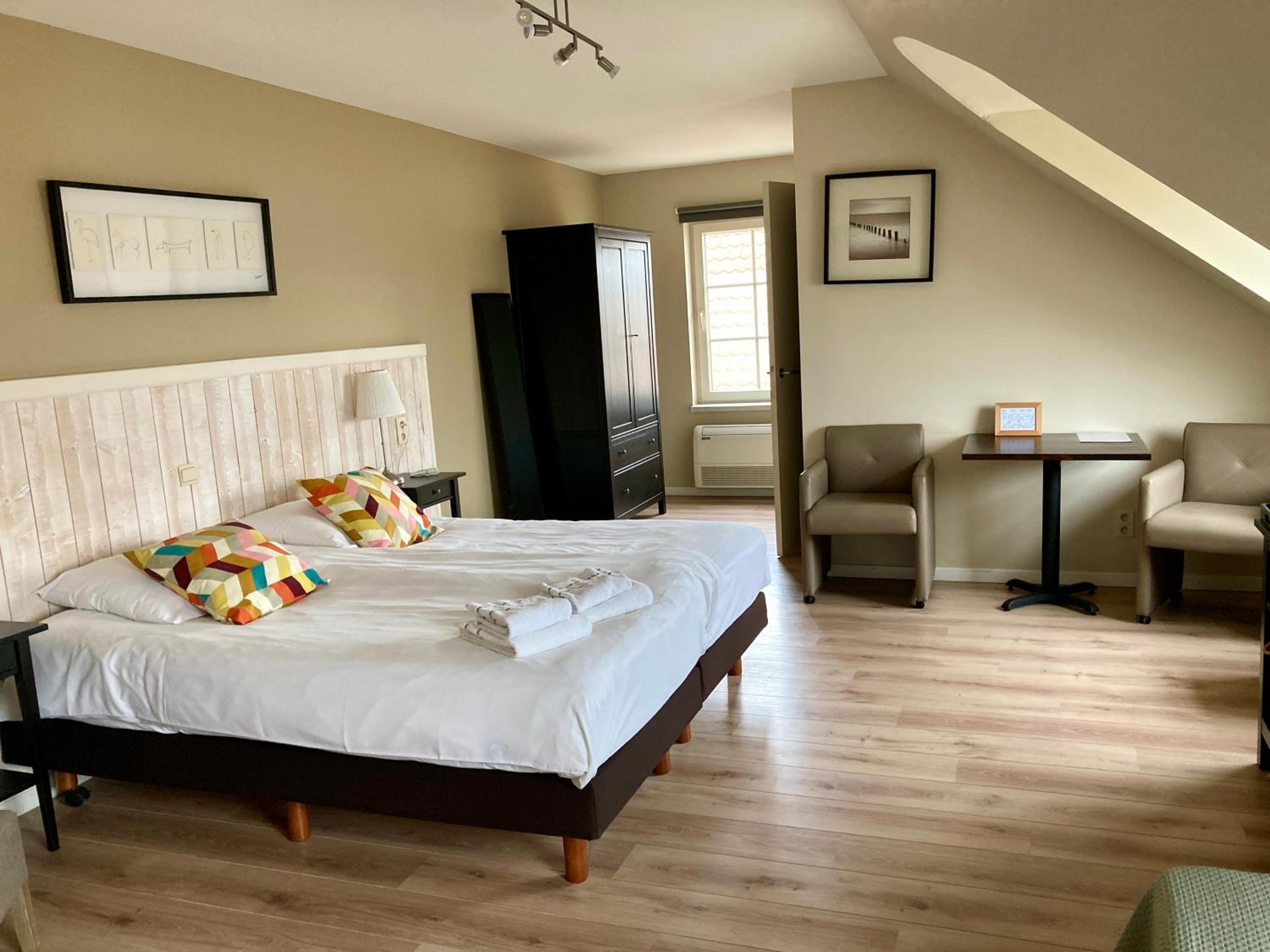 Large Double or Twin Room photo 2