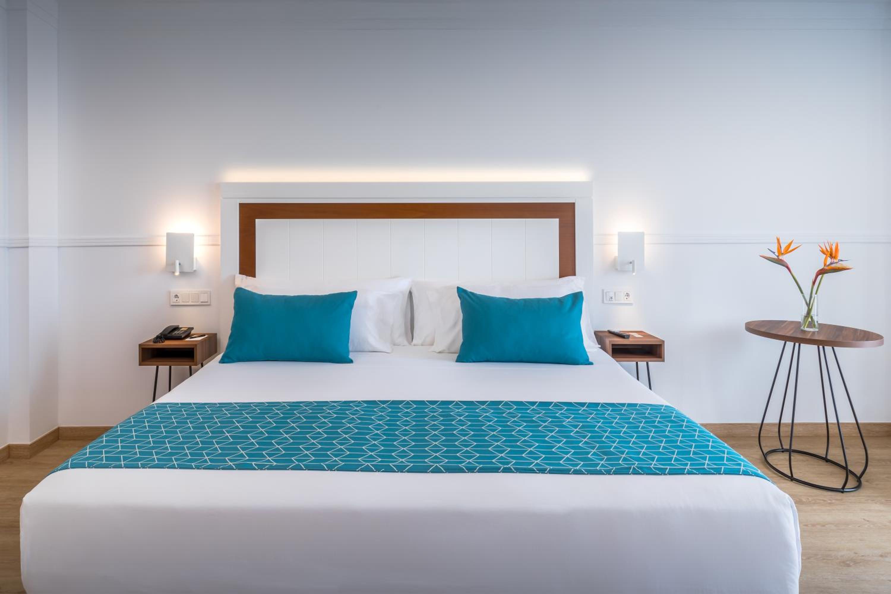 Superior Double or Twin Room with Side Sea View - Photo 4