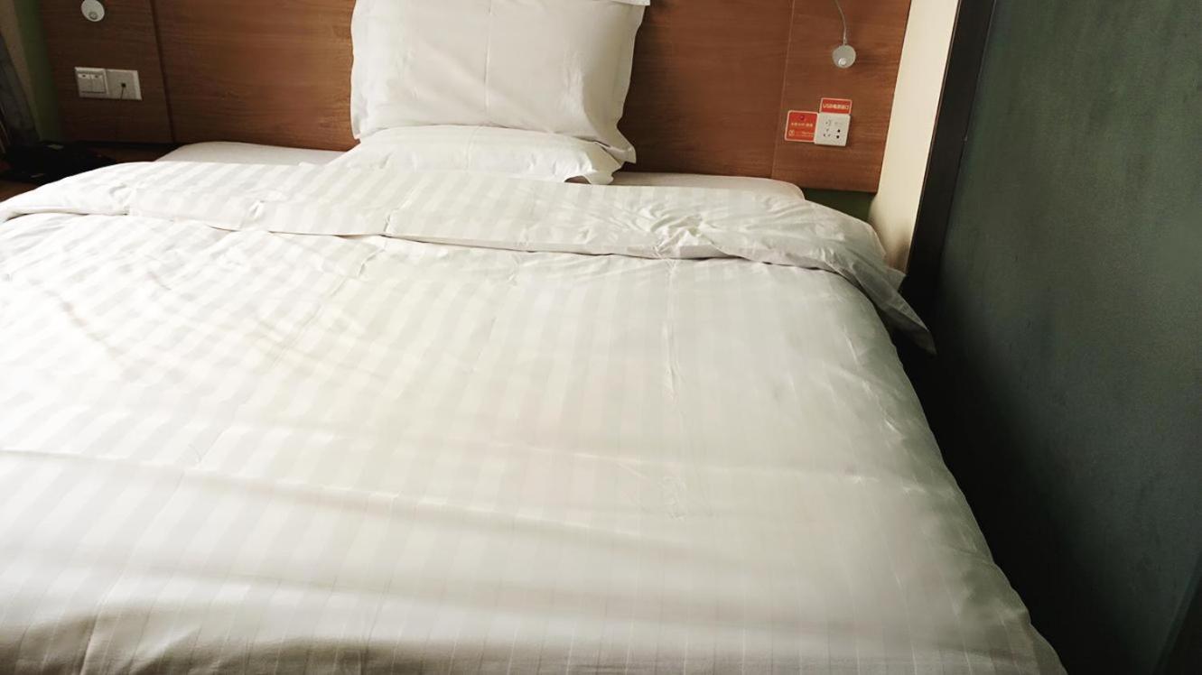 Comfortable Queen Room